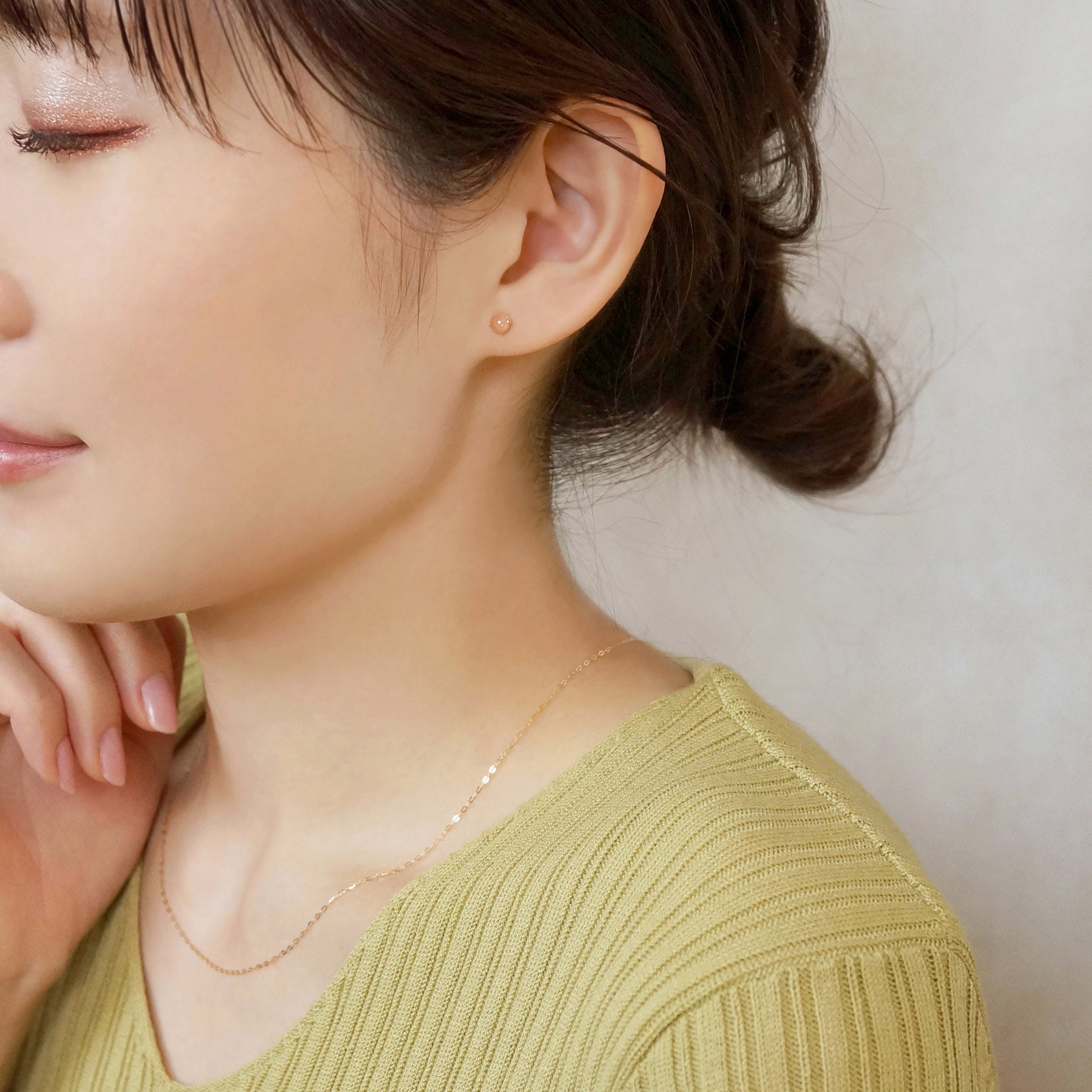 [Second Earrings] 18K Yellow Gold Orange Moonstone Cabochon Earrings - Model Image