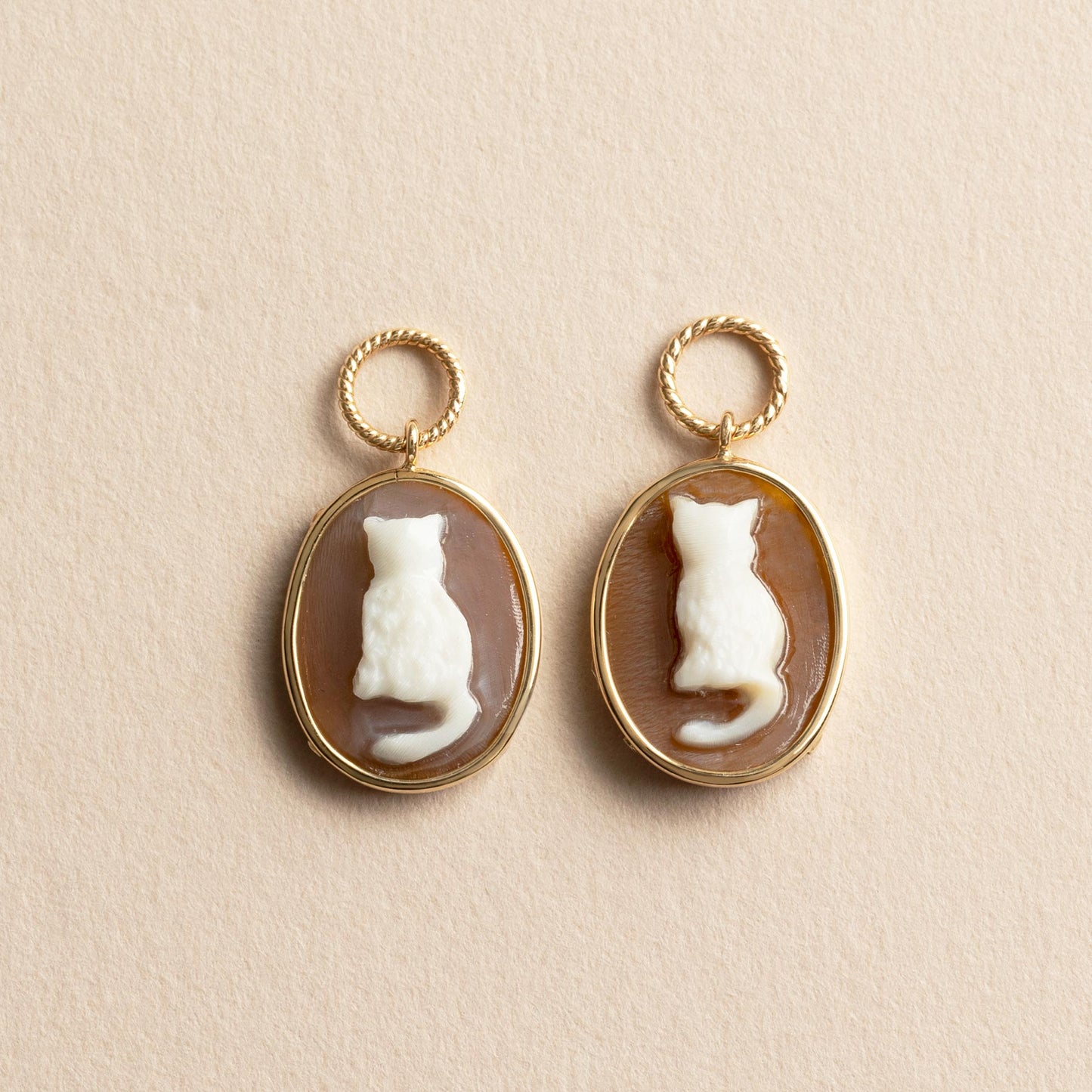 [Palette] 10K Shell Cameo Cat Charms (Yellow Gold) - Product Image