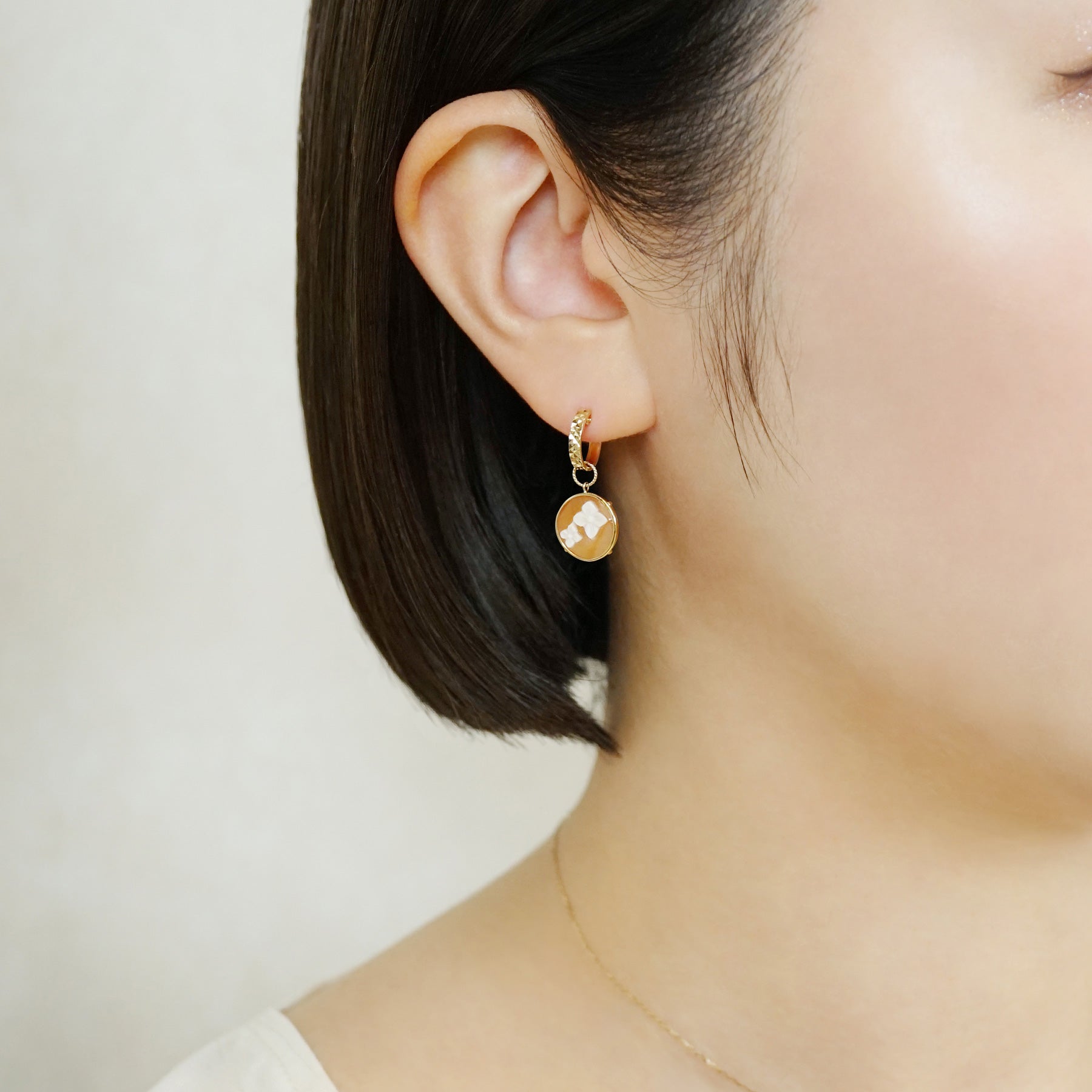 [Palette] 10K Shell Cameo Flower Charms (Yellow Gold) - Model Image