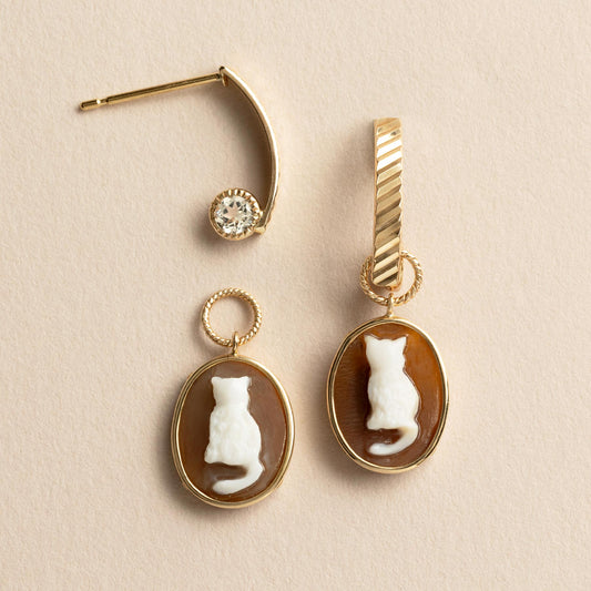 [Palette] 10K Shell Cameo Cat Earrings Set (Yellow Gold) - Product Image