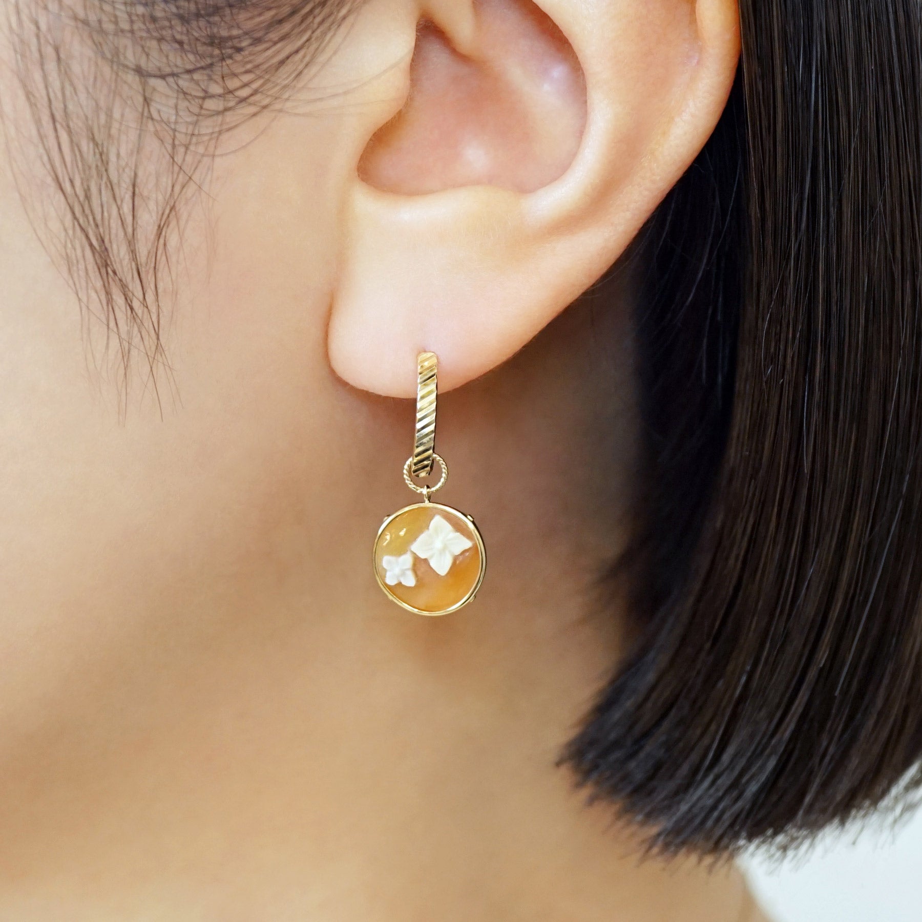 [Palette] 10K Shell Cameo Flower Earrings Set (Yellow Gold) - Model Image