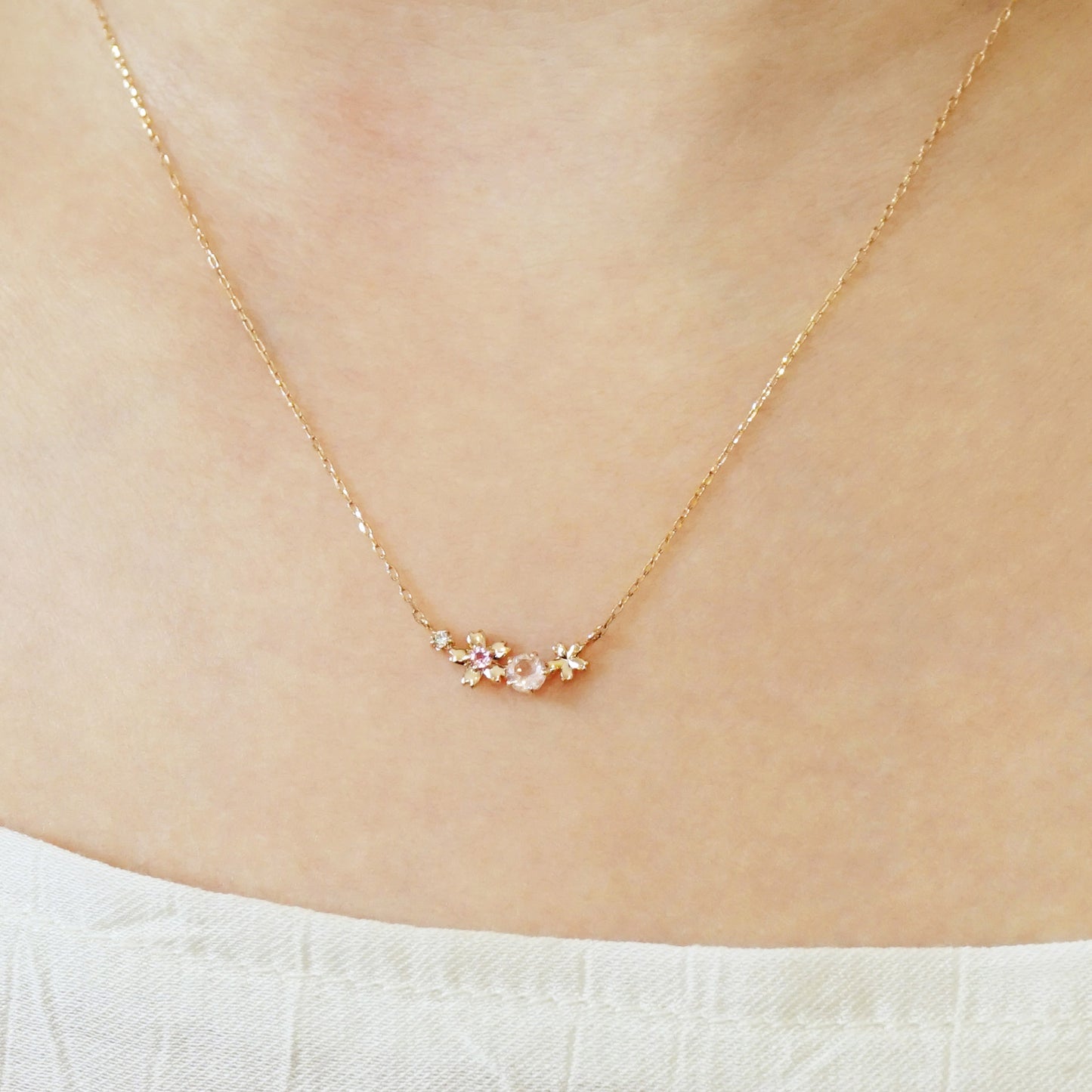 [Birth Flower Jewelry] April - Cherry Blossoms Horizontal Line Necklace (10K Rose Gold) - Model Image