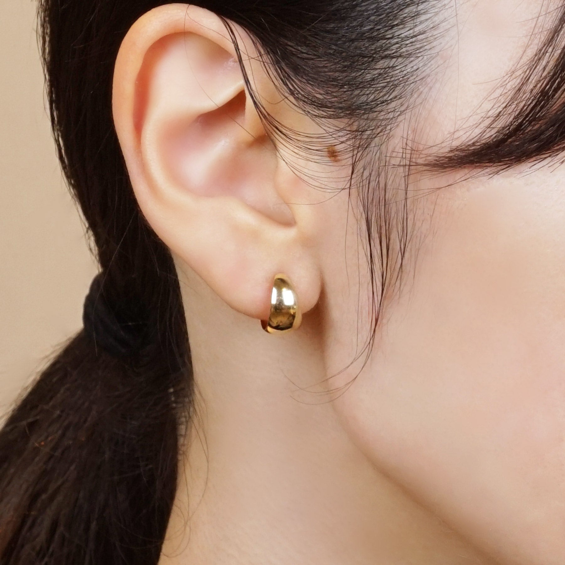18K/10K Yellow Gold Plump Hoop Earrings - Model Image