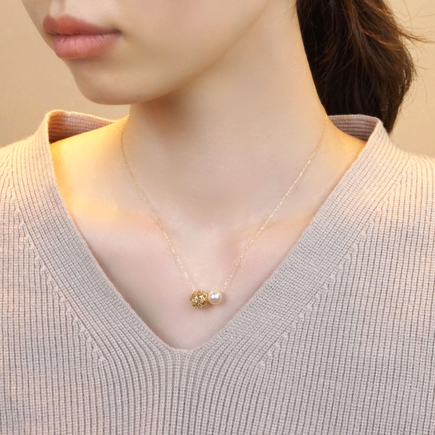 [Pannier] 18K Yellow Gold Pearl Flower Pattern Necklace - Model Image