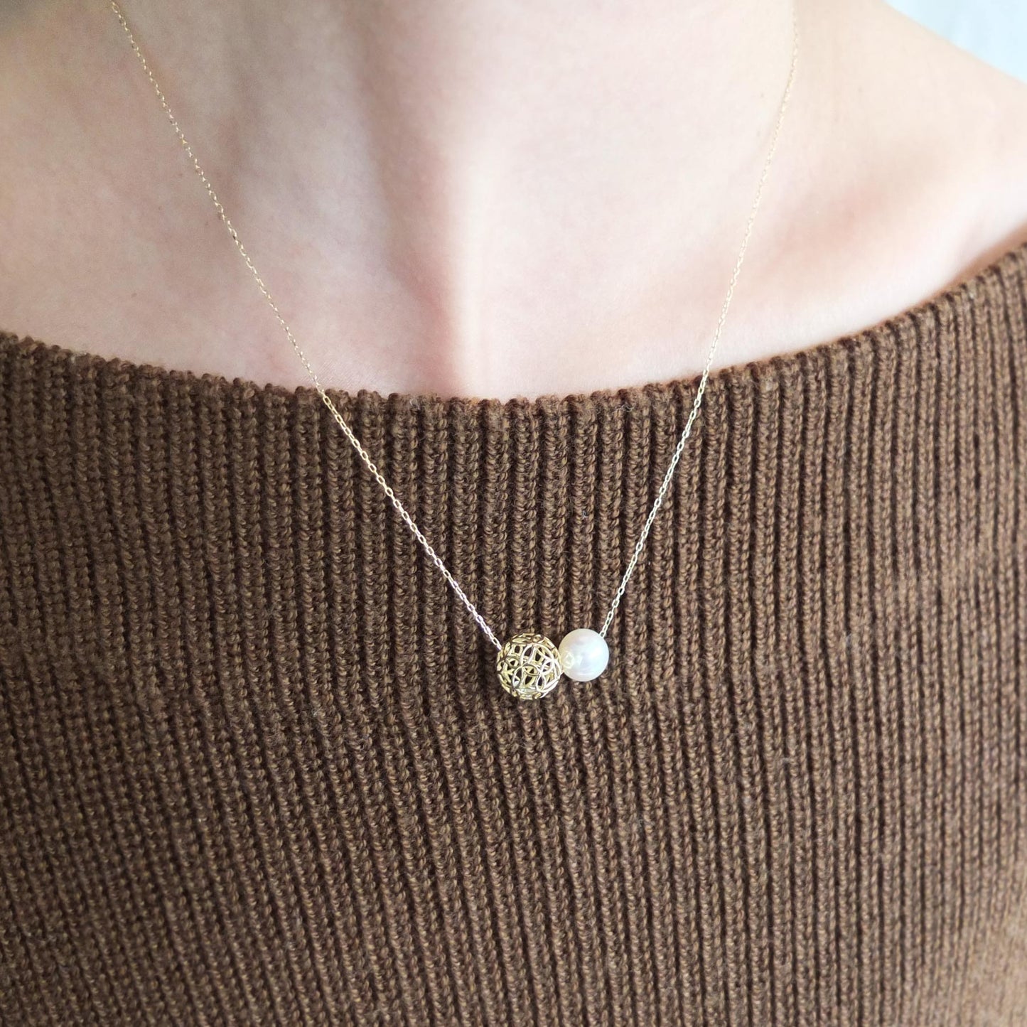 [Pannier] 18K Yellow Gold Pearl Flower Pattern Necklace - Model Image