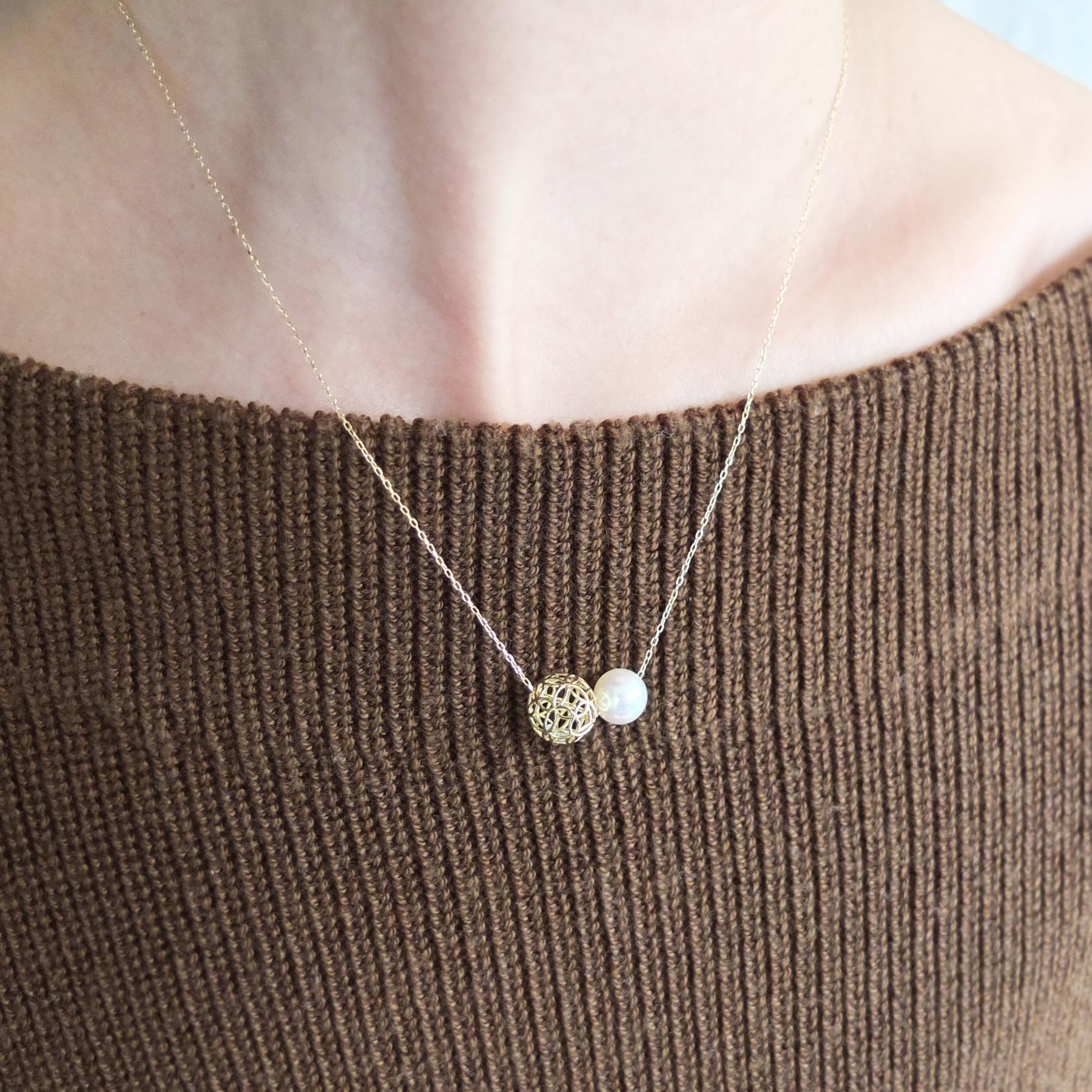 [Pannier] 18K Yellow Gold Pearl Flower Pattern Necklace - Model Image