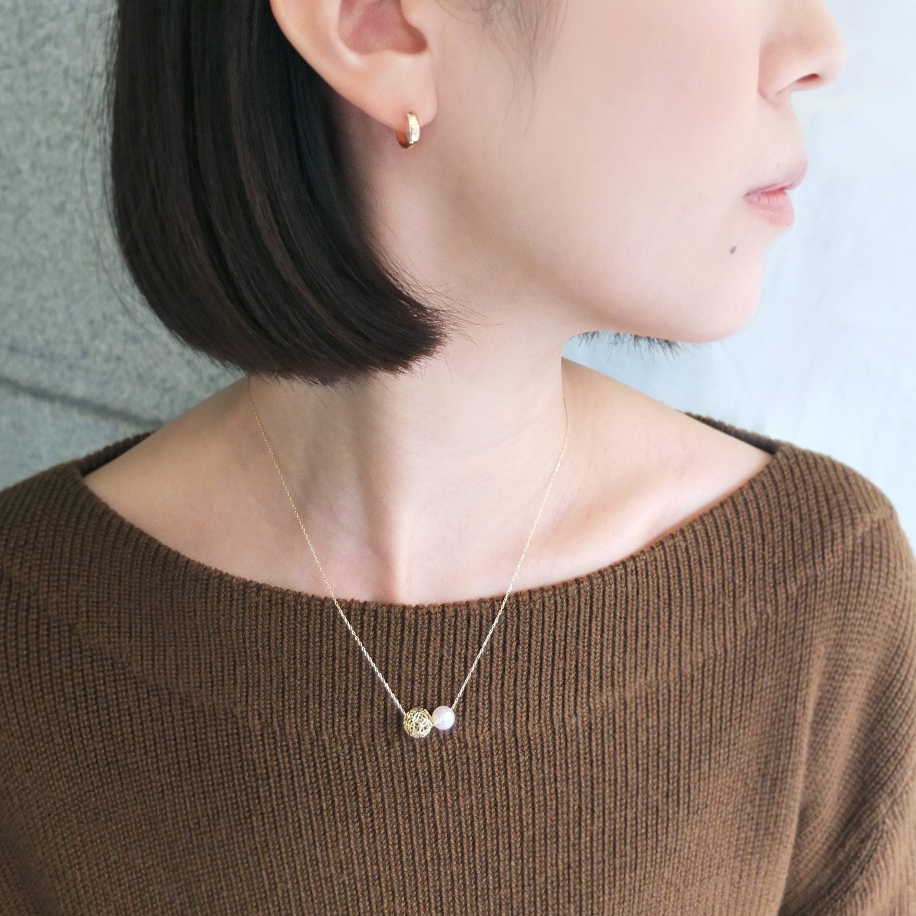 [Pannier] 18K Yellow Gold Pearl Flower Pattern Necklace - Model Image