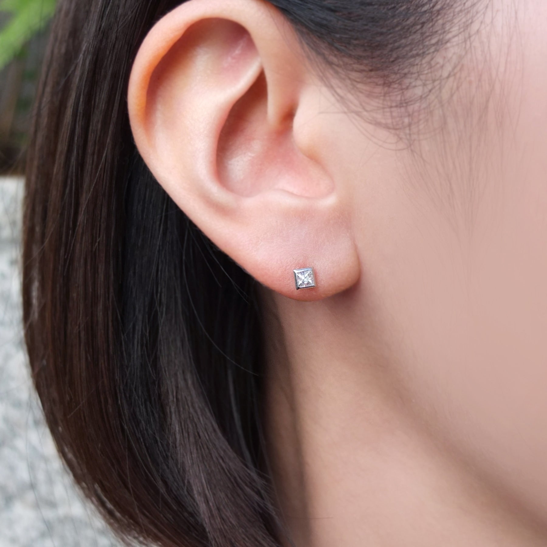 [Second Earrings] Platinum White Sapphire Square Earrings - Model Image