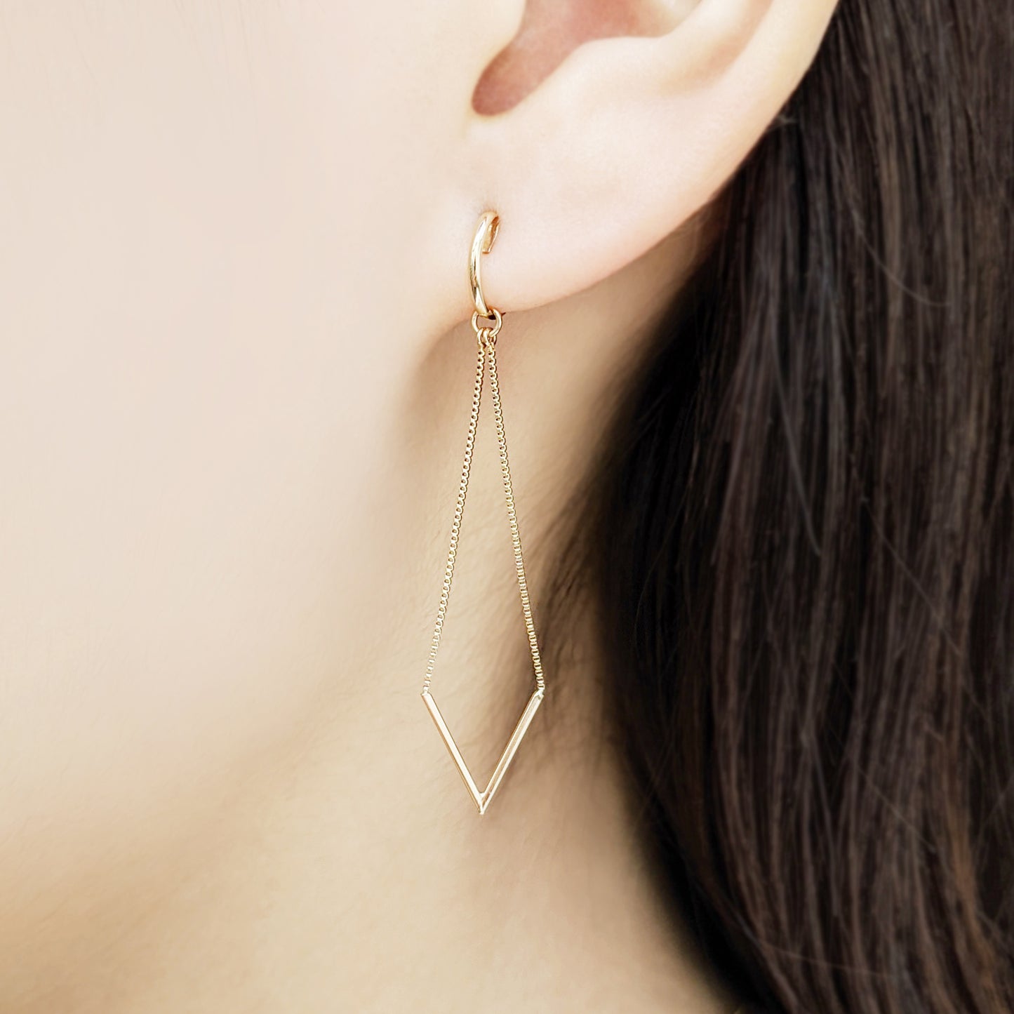 [Palette] 10K Yellow Gold Airy Clip-On Base Earrings - Model Image