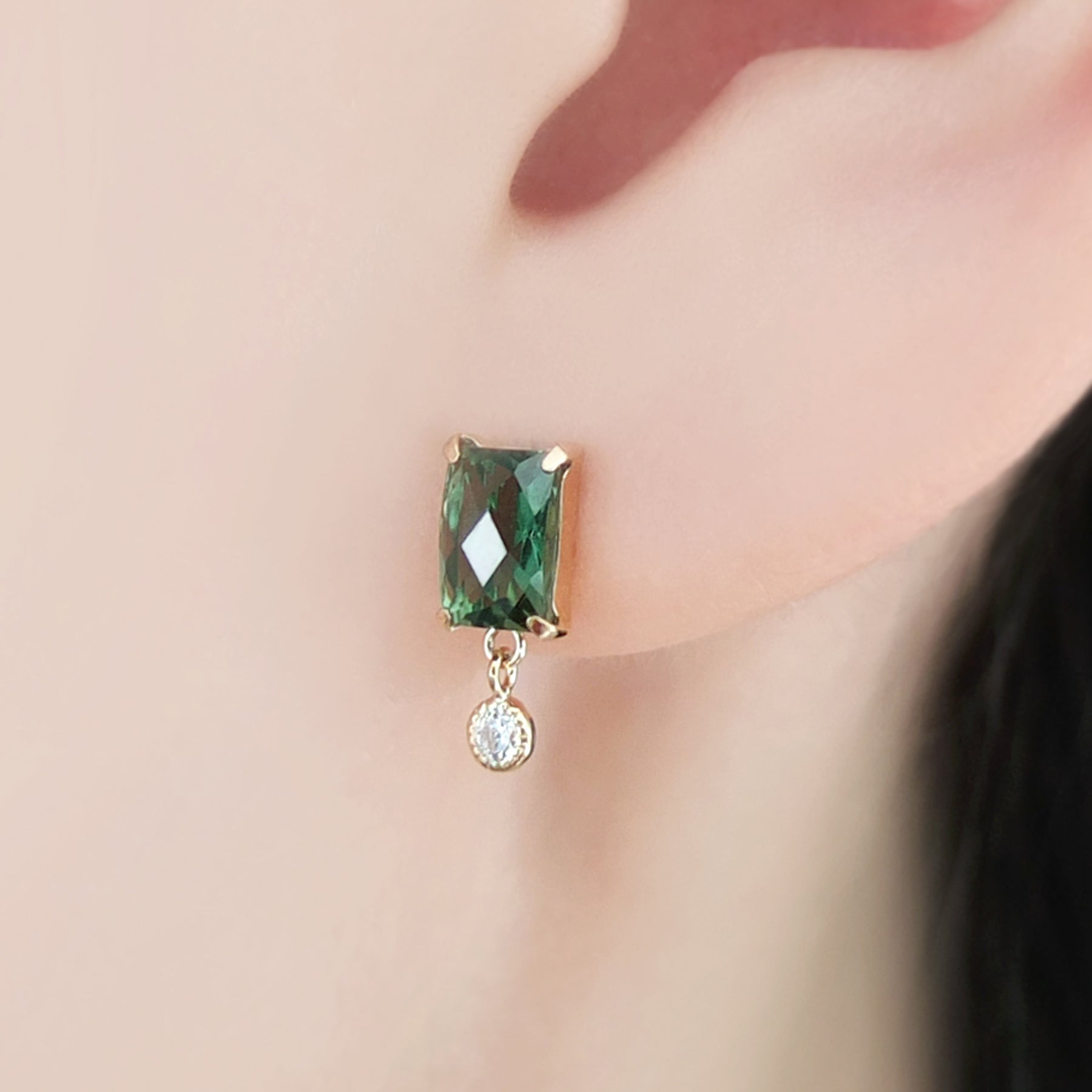 18K / 10K Yellow Gold Green Quartz Short Swinging Earrings - Model Image