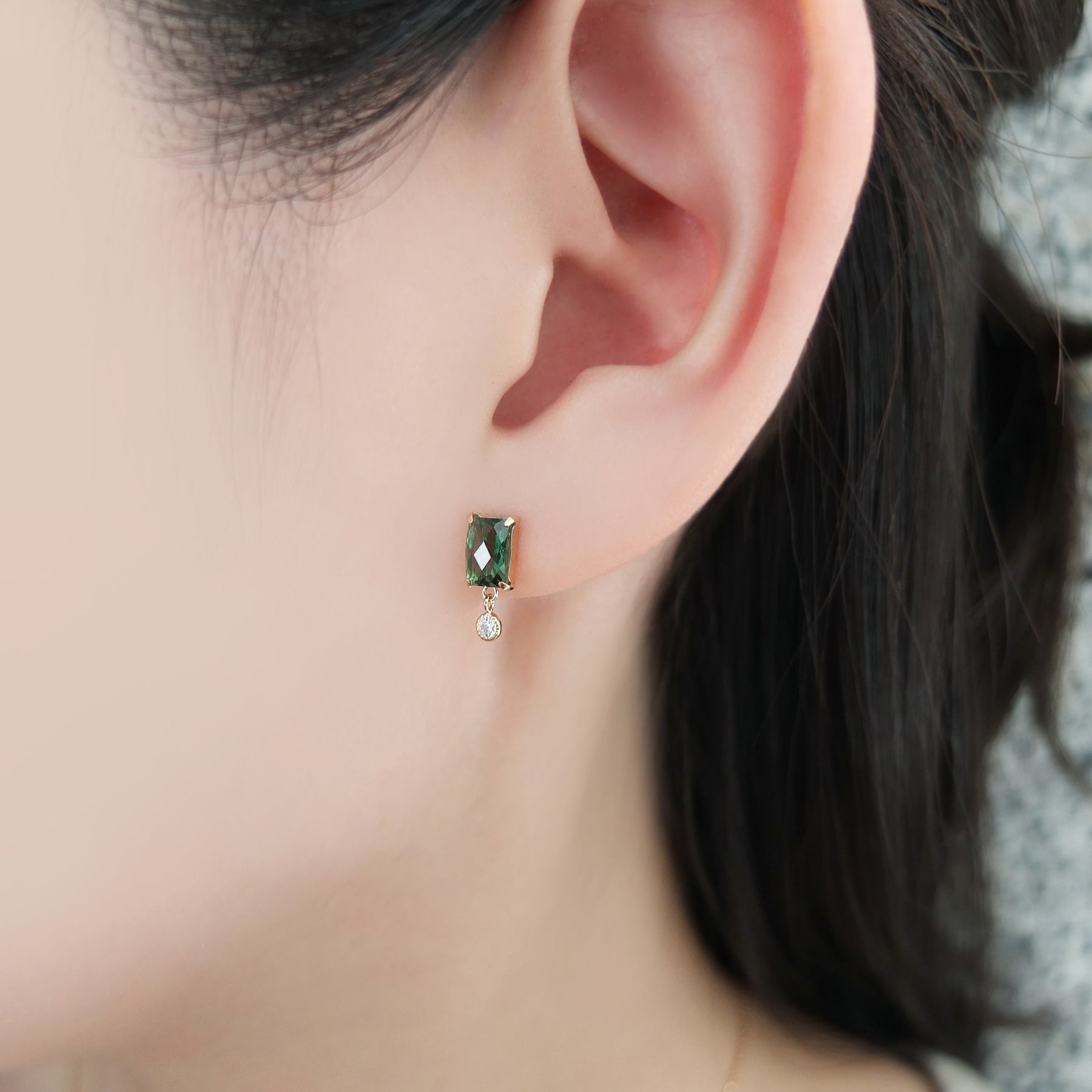18K / 10K Yellow Gold Green Quartz Short Swinging Earrings - Model Image