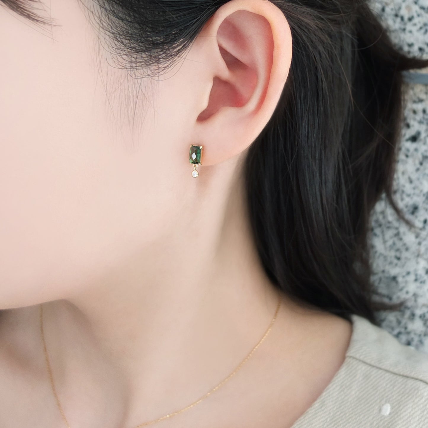 18K / 10K Yellow Gold Green Quartz Short Swinging Earrings - Model Image
