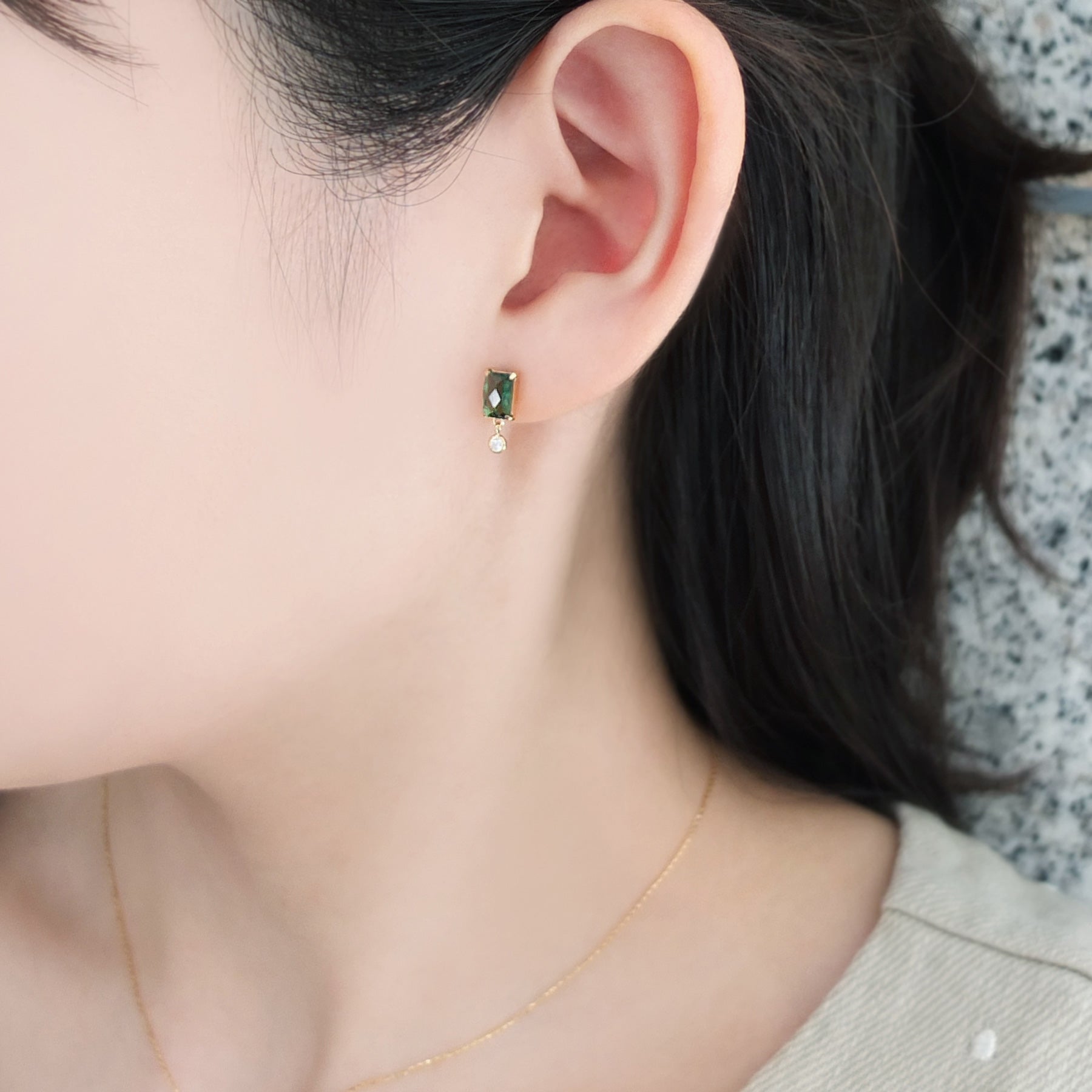 18K / 10K Yellow Gold Green Quartz Short Swinging Earrings - Model Image