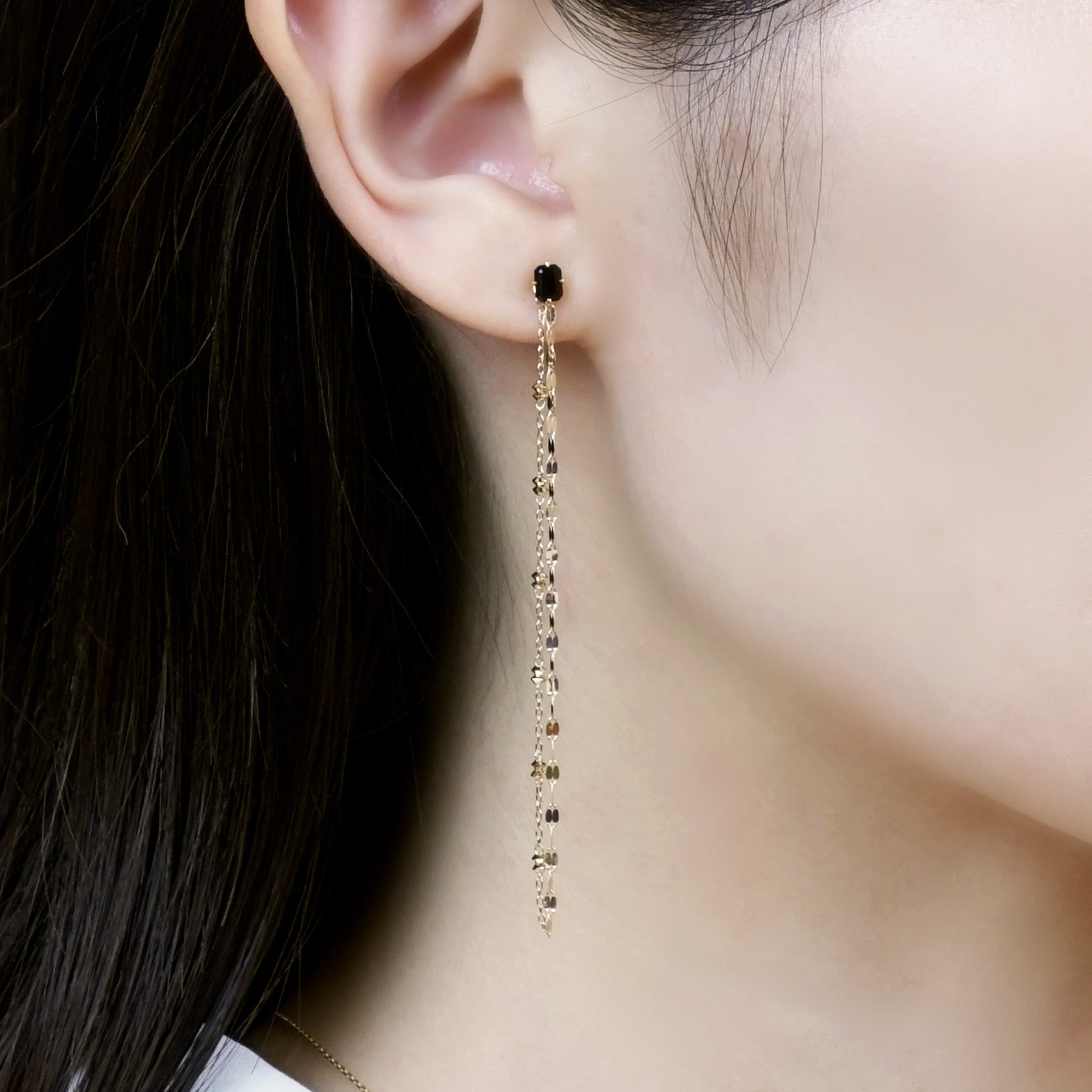 [Palette] 10K Yellow Gold Long Chain Earring Charms - Model Image