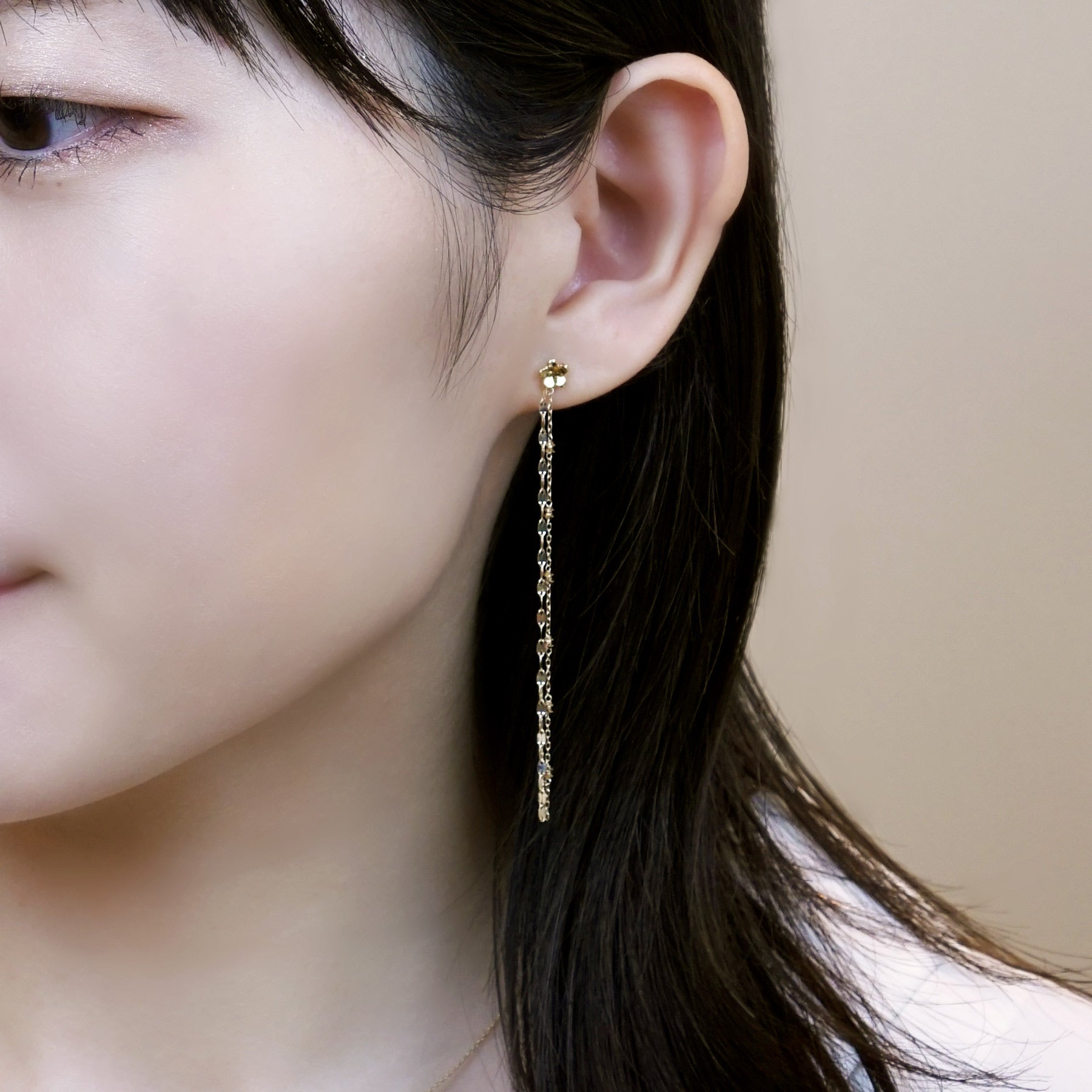 [Palette] 10K Yellow Gold Long Chain Earring Charms - Model Image