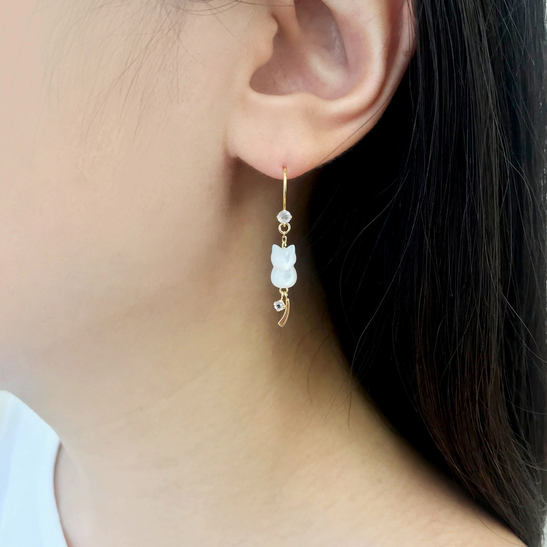 [Palette] 18K Yellow Gold White Shell Cat Charms - Model Image
