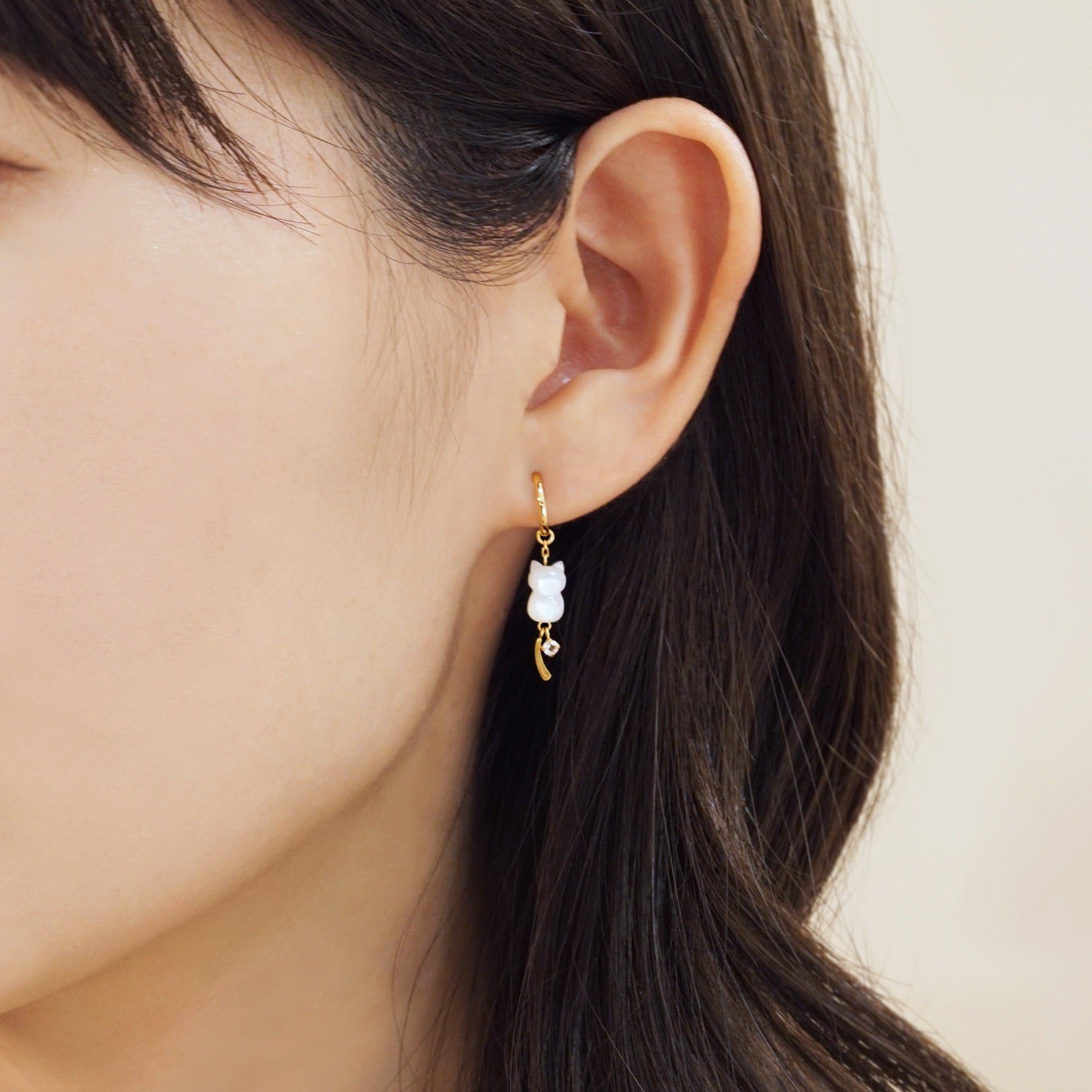 [Palette] 18K Yellow Gold White Shell Cat Charms - Model Image