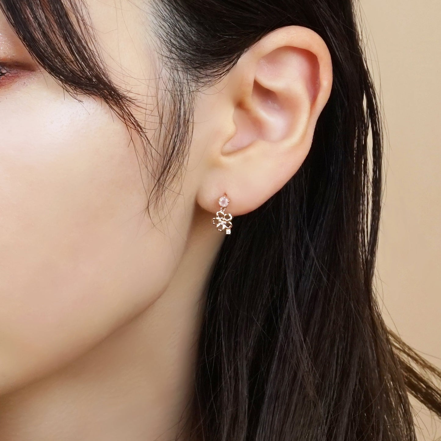 [Birth Flower Jewelry] April Cherry Blossoms Earrings (Watermark) - Model Image