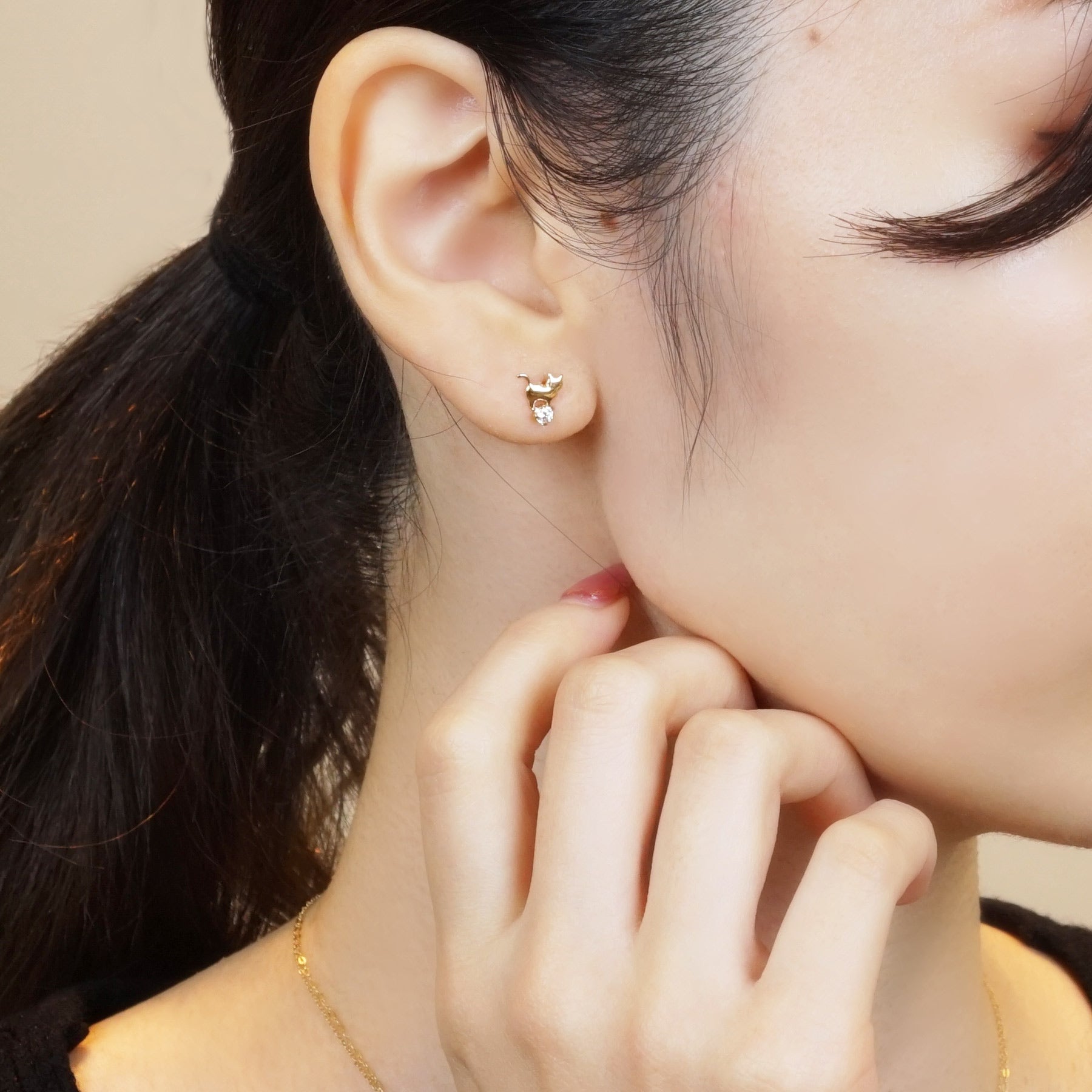 18K/10K Yellow Gold Playing Cat Earrings - Model Image