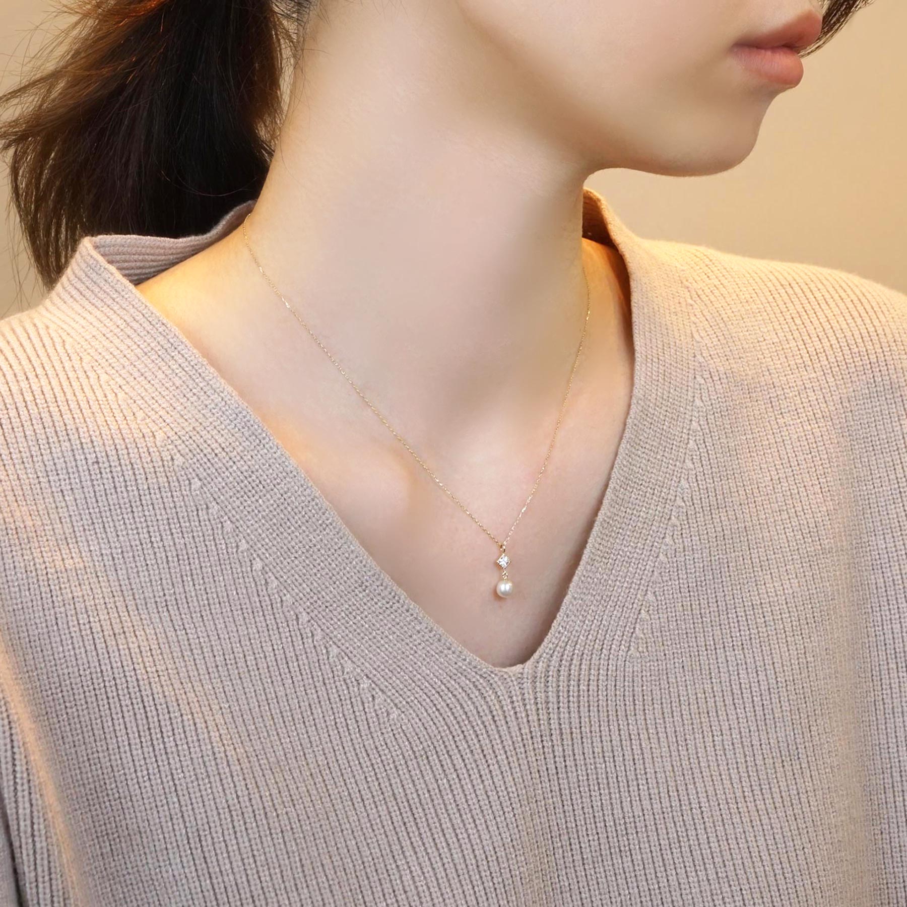 10K Yellow Gold Freshwater Pearl Mill Square Necklace - Model Image