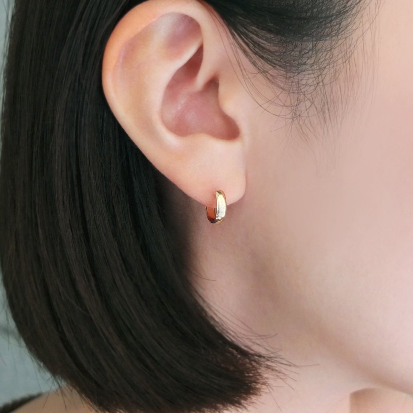18K/10K Yellow Gold Basic Hoop Earrings - Model Image