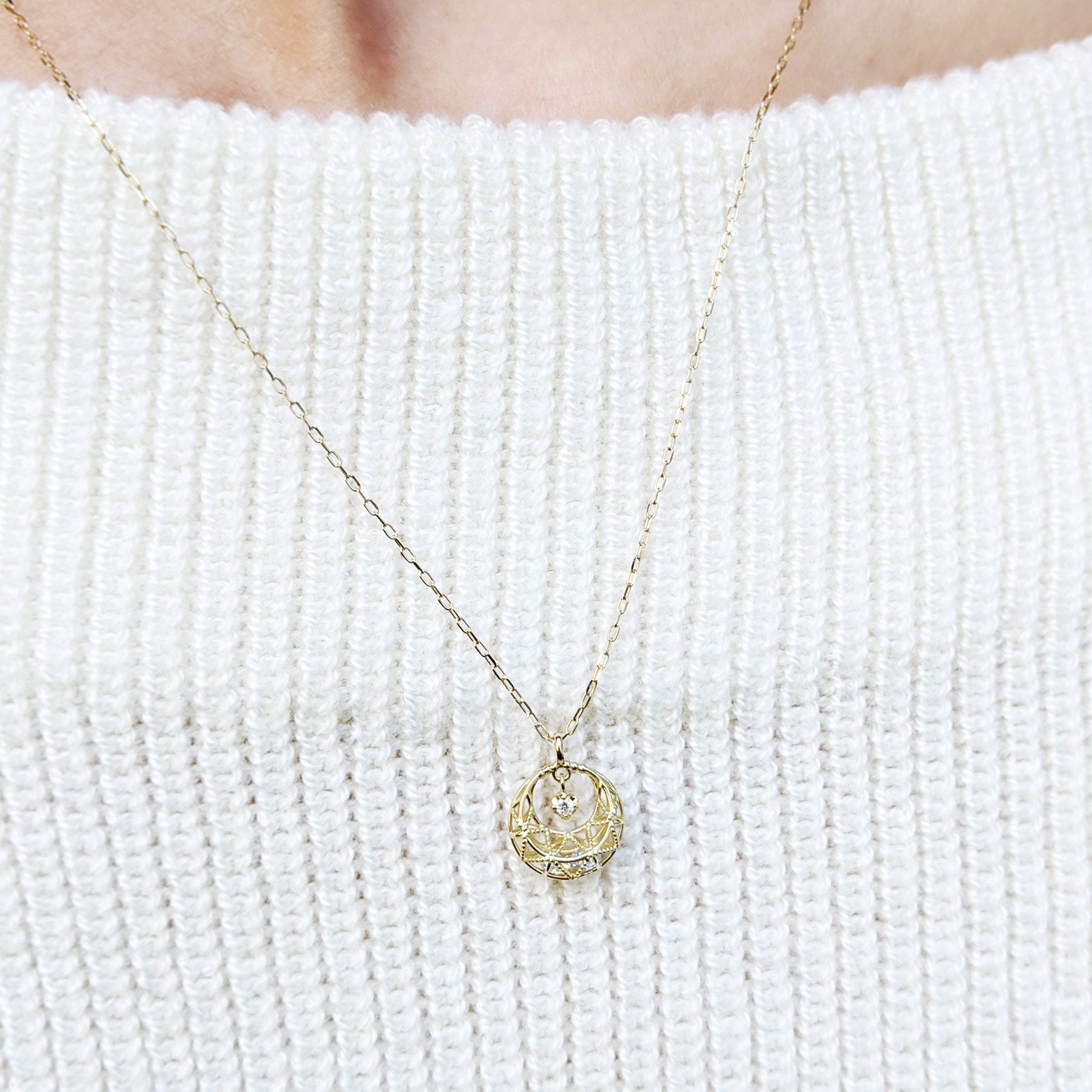 [Pannier] 18K Yellow Gold Crescent Necklace - Model Image