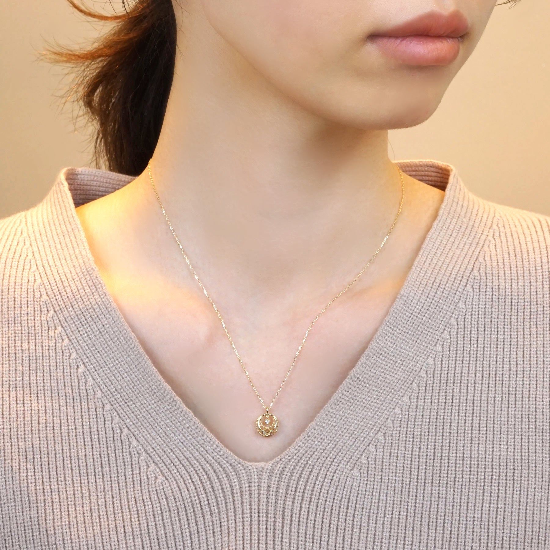 [Pannier] 18K Yellow Gold Crescent Necklace - Model Image