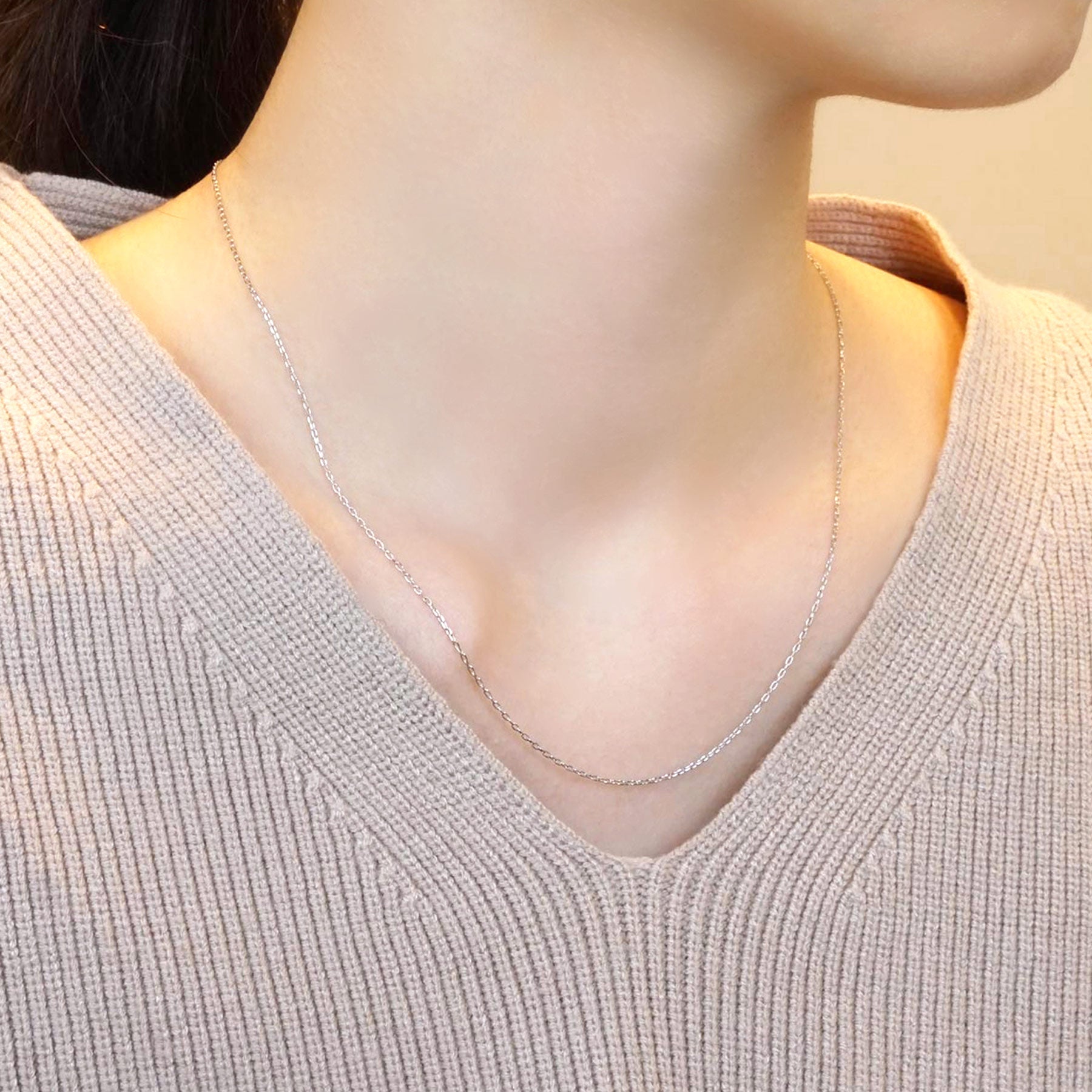 [Palette] 10K White Gold Slide Pin Chain Necklace - Model Image