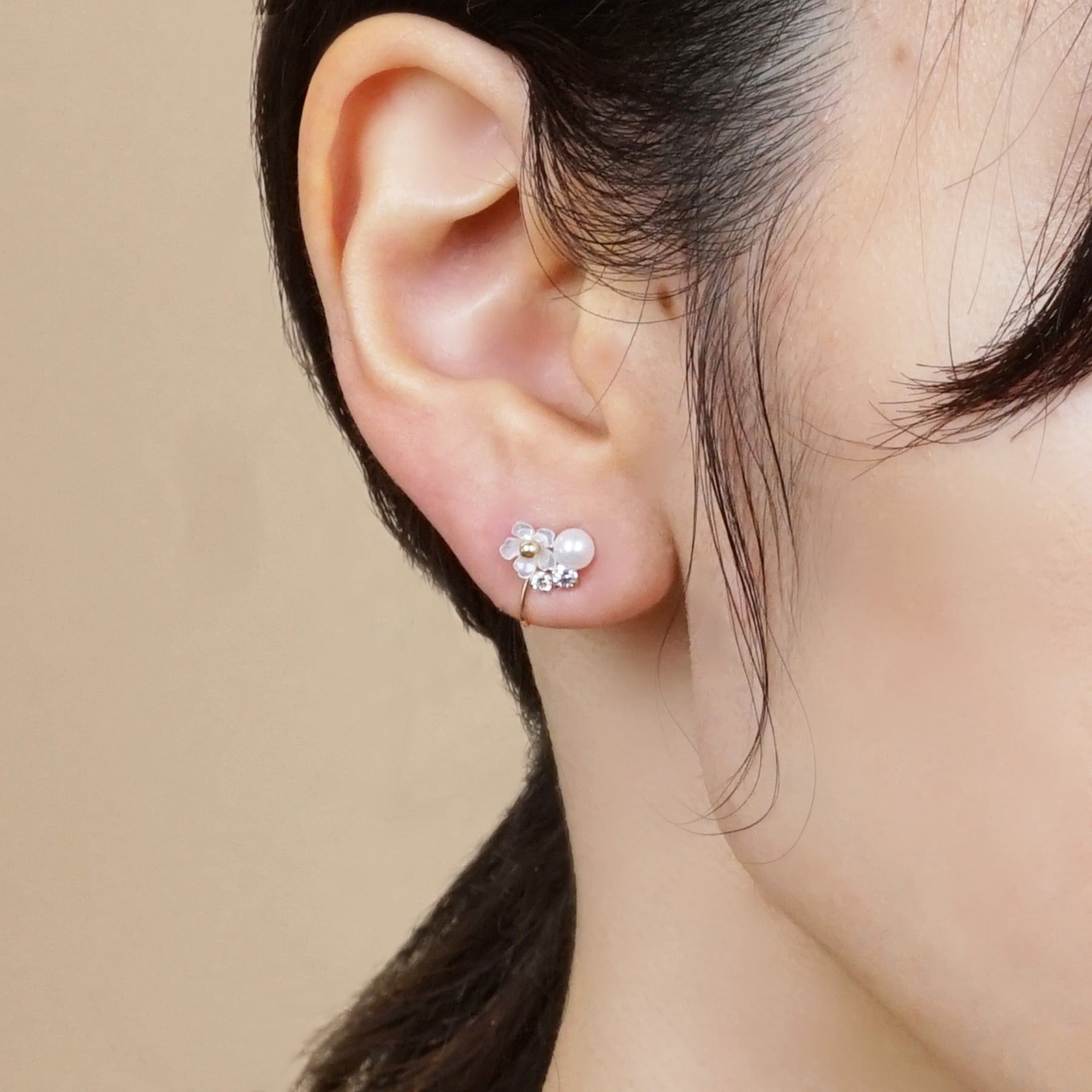 [Airy Clip-On Earrings] Cute Flower Earrings (10K Yellow Gold) - Model Image