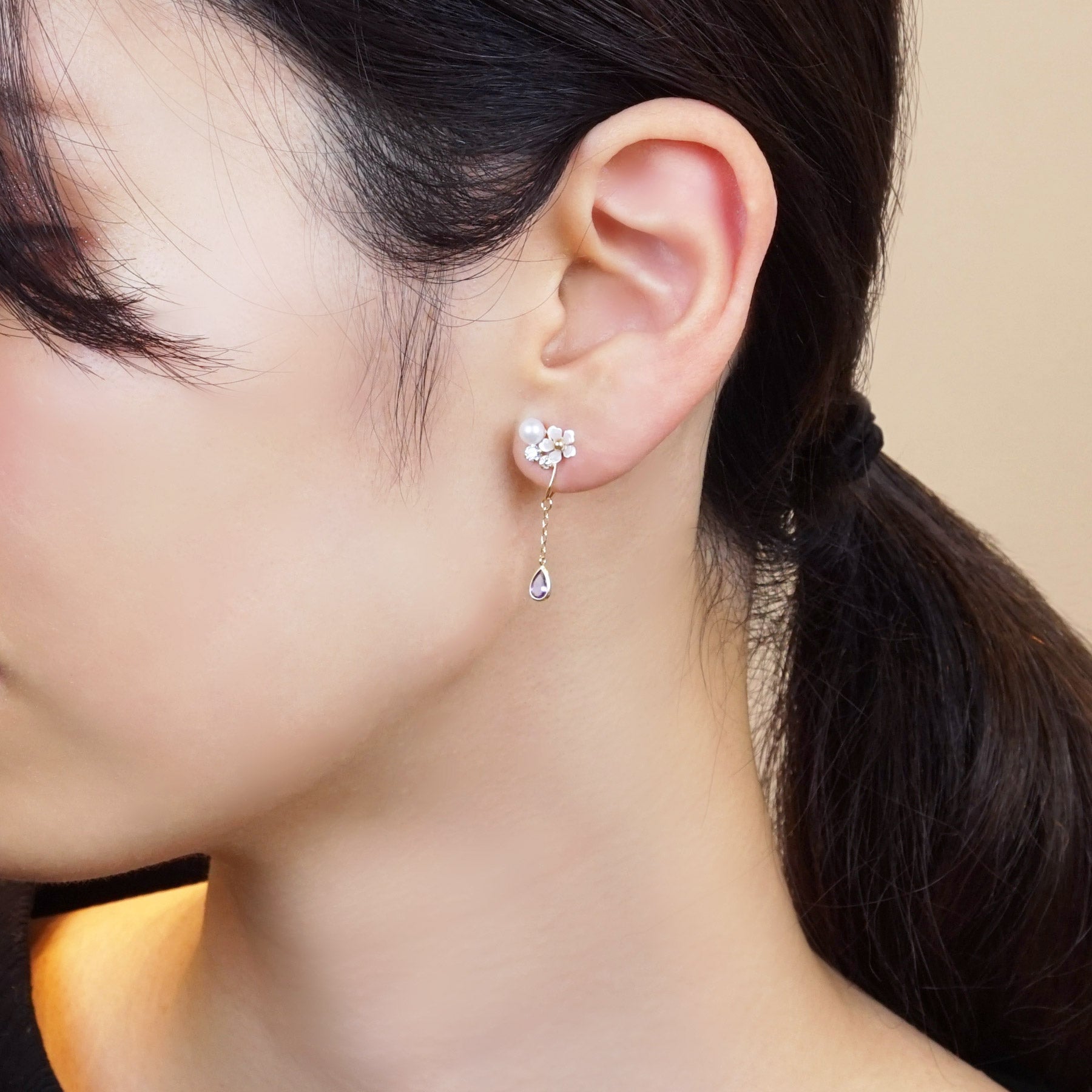 [Airy Clip-On Earrings] Cute Flower Earrings (10K Yellow Gold) - Model Image