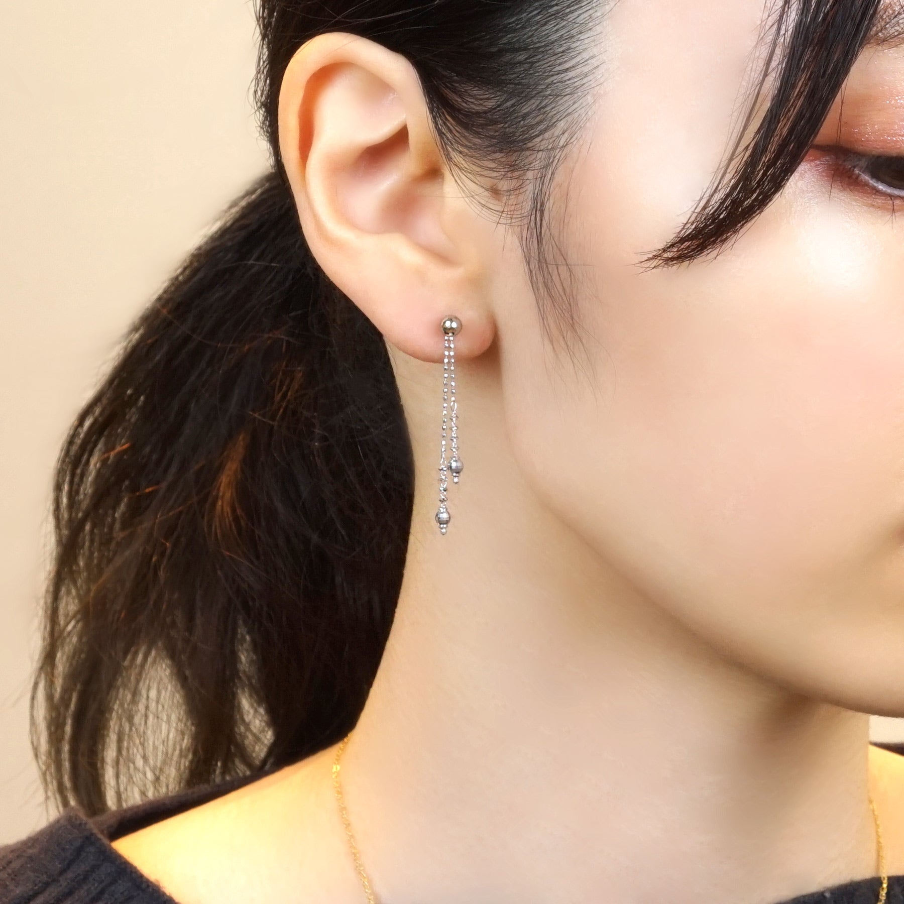 [Second Earrings] Platinum Mirror Ball Earrings (Φ4mm) - Model Image