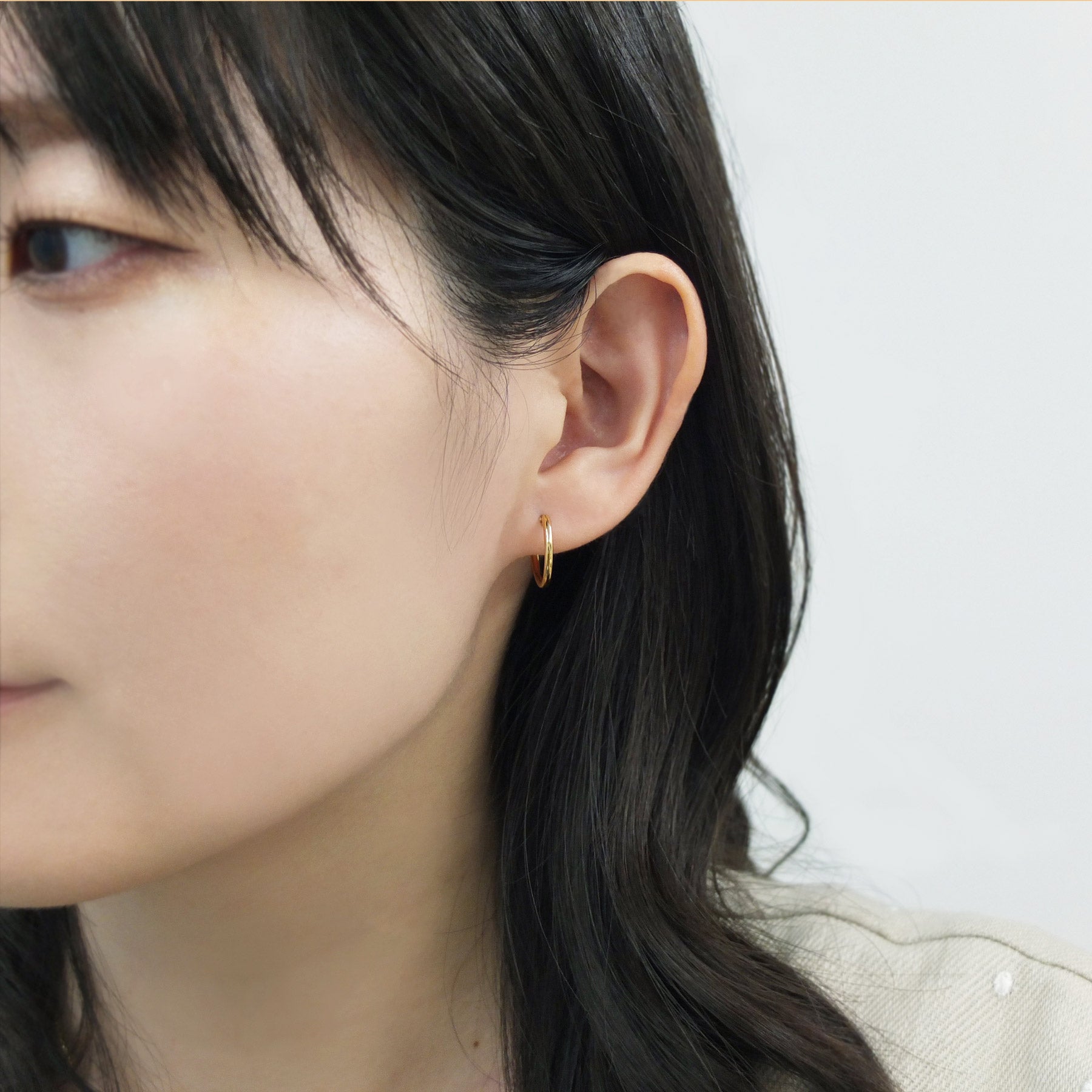18K/10K Yellow Gold Pipe Hoop Earrings 15mm - Model Image