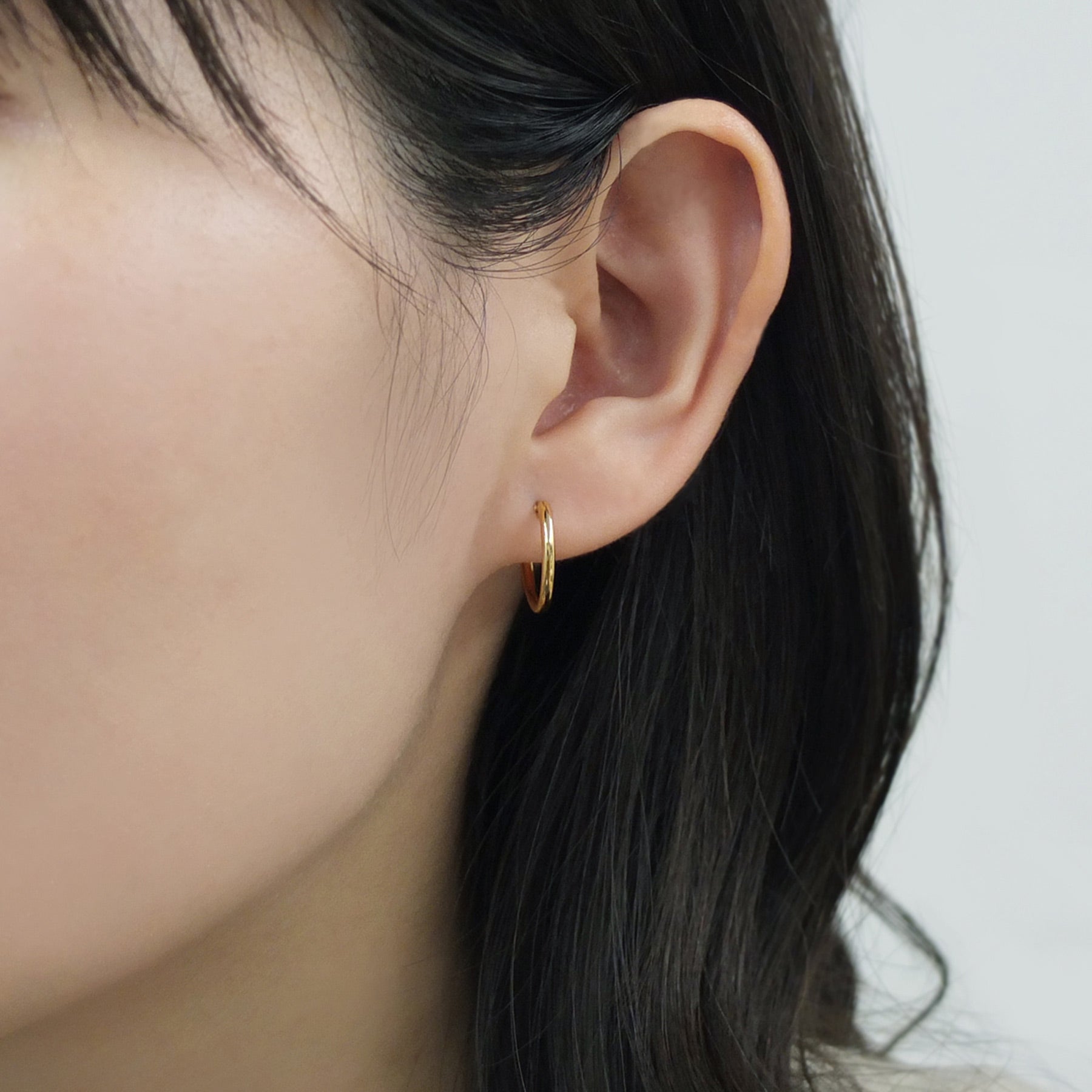 18K/10K Yellow Gold Pipe Hoop Earrings 15mm - Model Image