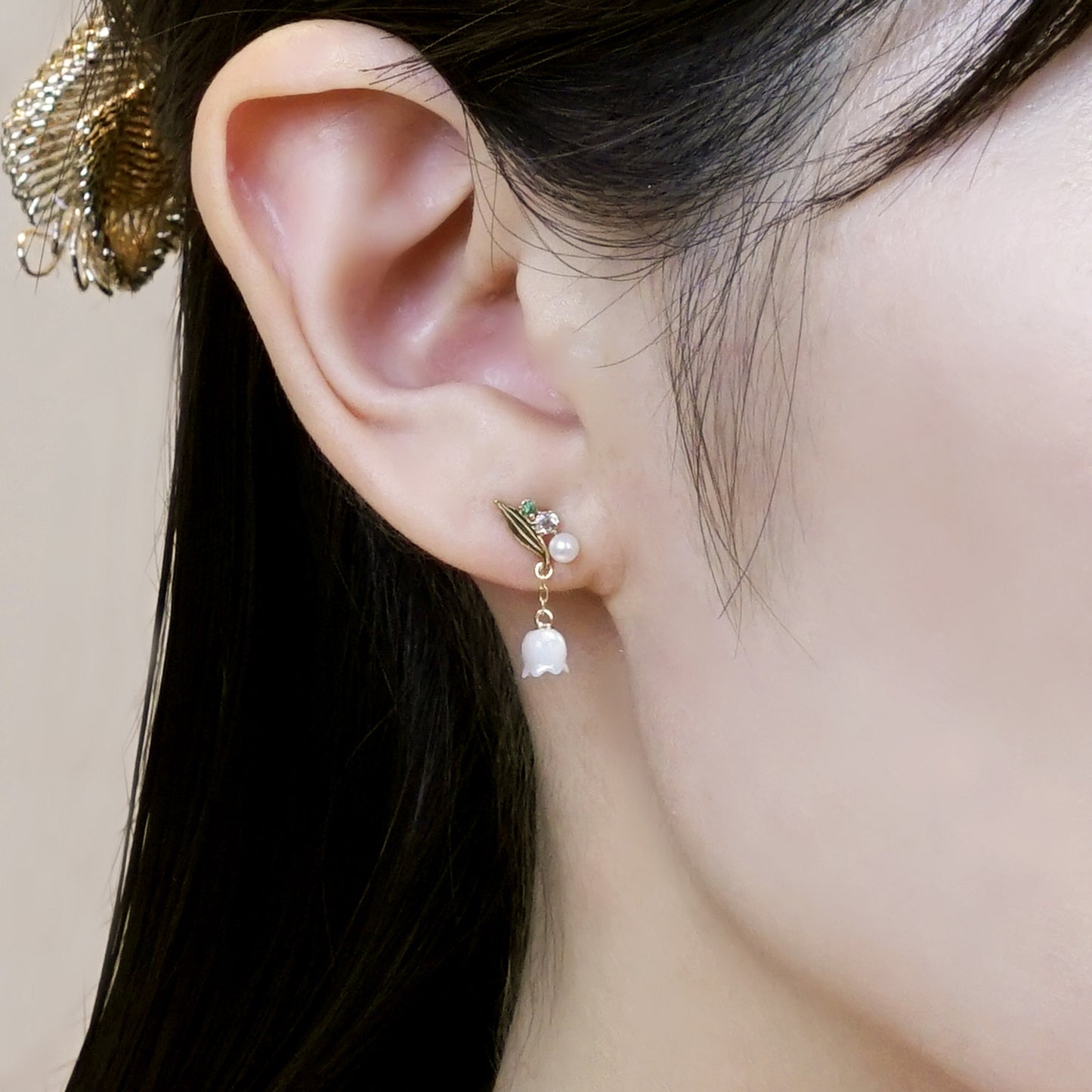 [Birth Flower Jewelry] May Lily of the valley Earrings (Carving) - Model Image