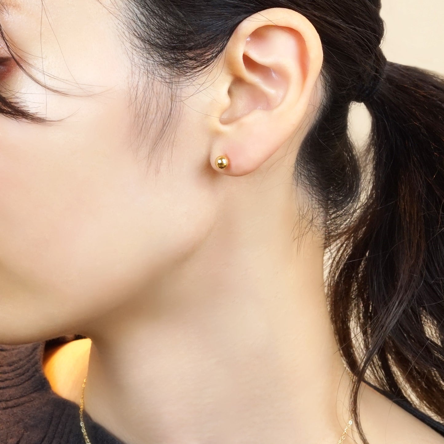 [Second Earrings] 18K Yellow Gold Mirror Ball Earrings (Φ5mm) - Model Image