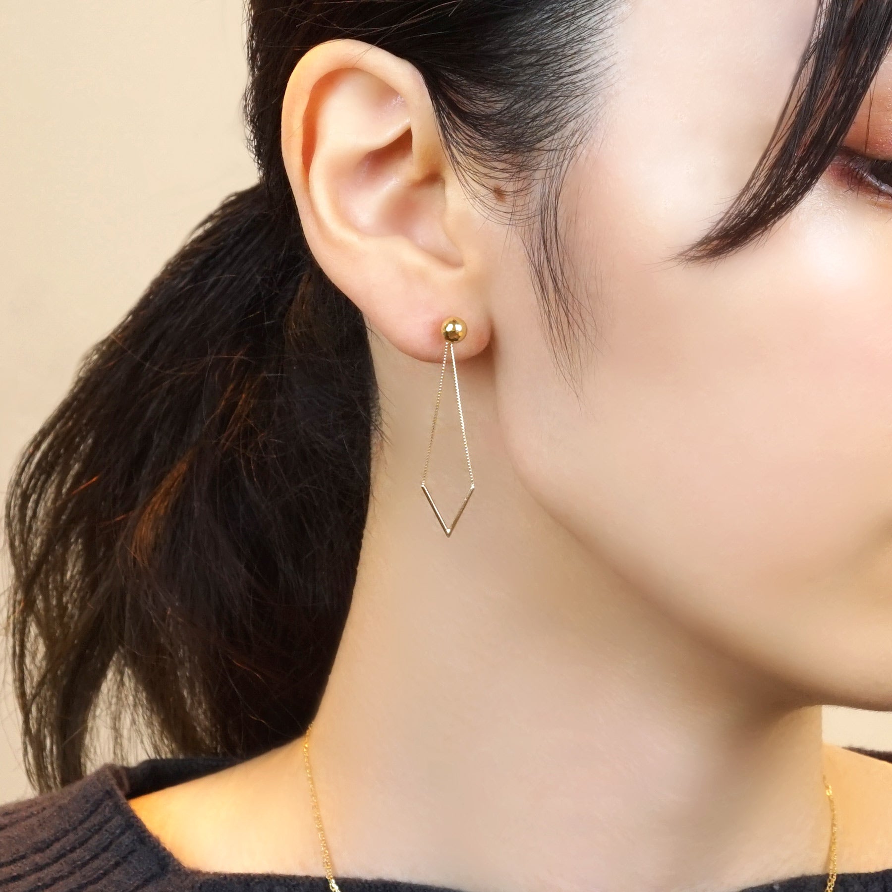 [Second Earrings] 18K Yellow Gold Mirror Ball Earrings (Φ5mm) - Model Image