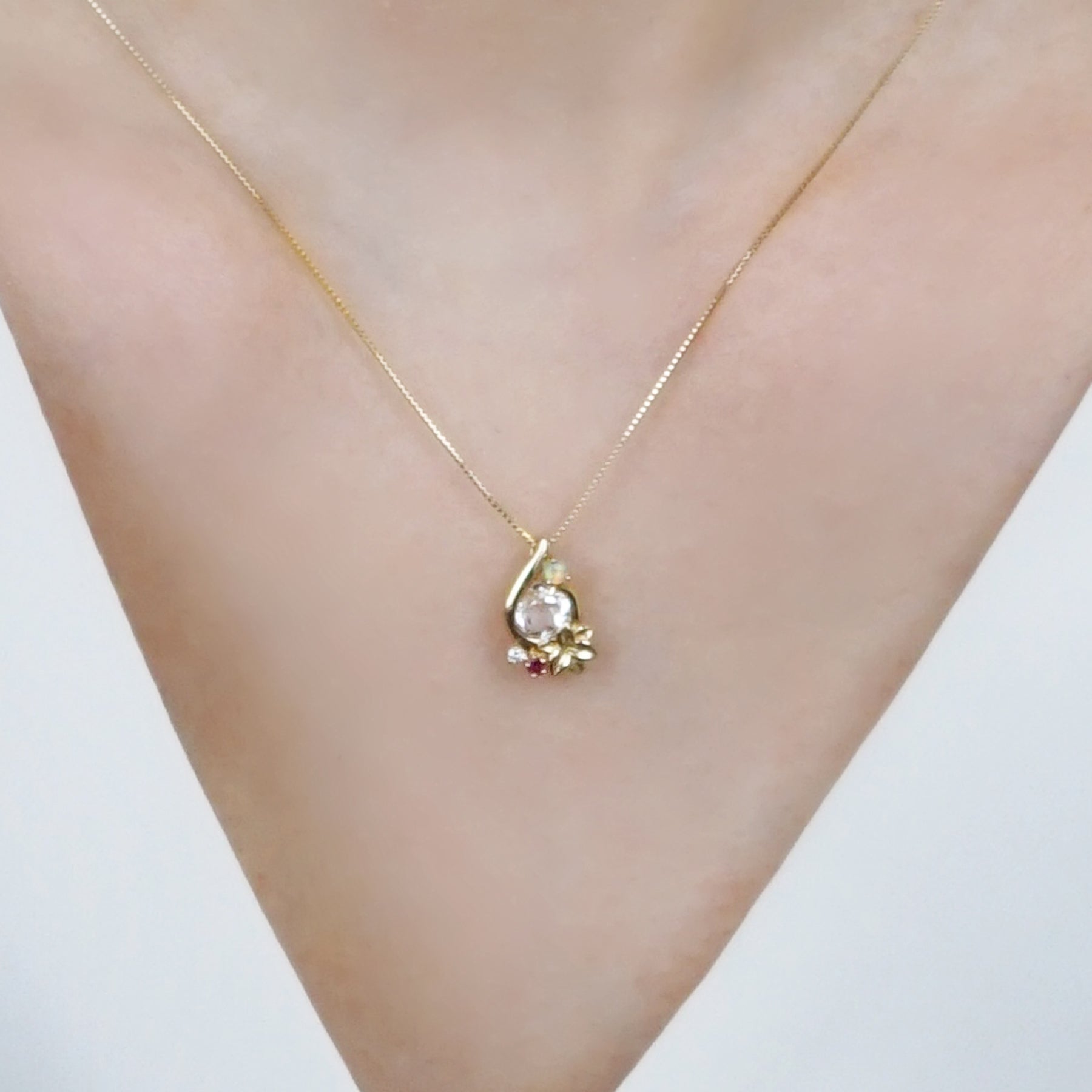 [Birth Flower Jewelry] July - Lily Necklace (10K Yellow Gold) - Model Image