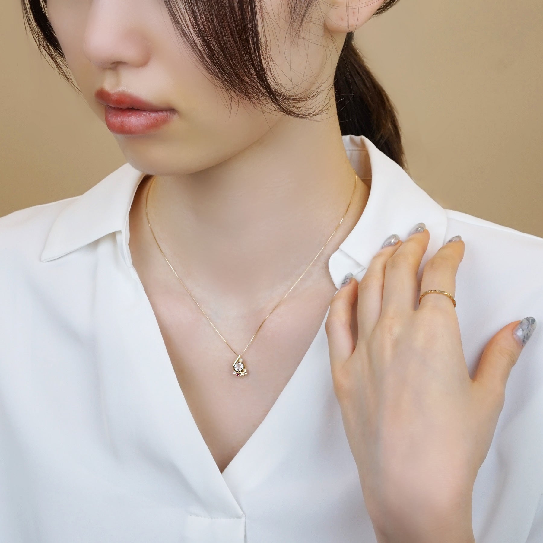 [Birth Flower Jewelry] July - Lily Necklace (10K Yellow Gold) - Model Image