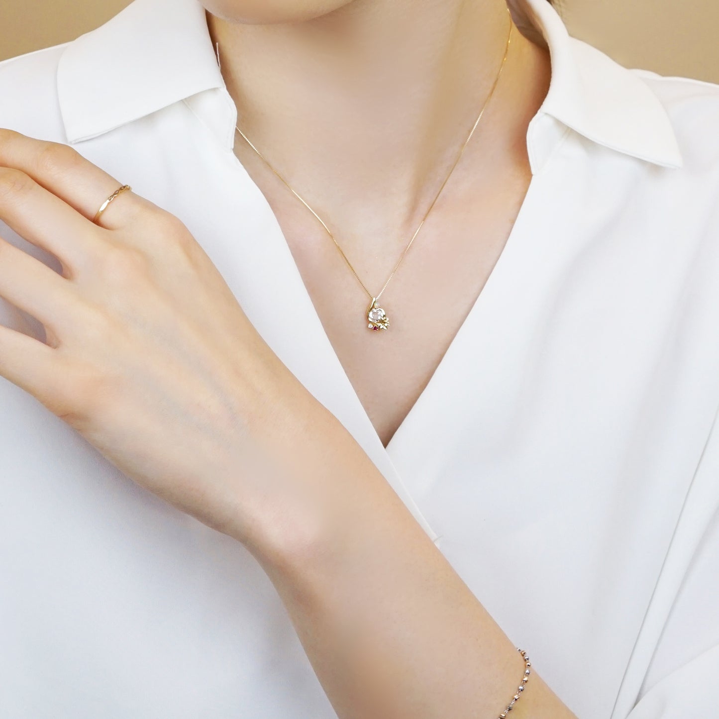 [Birth Flower Jewelry] July - Lily Necklace (10K Yellow Gold) - Model Image