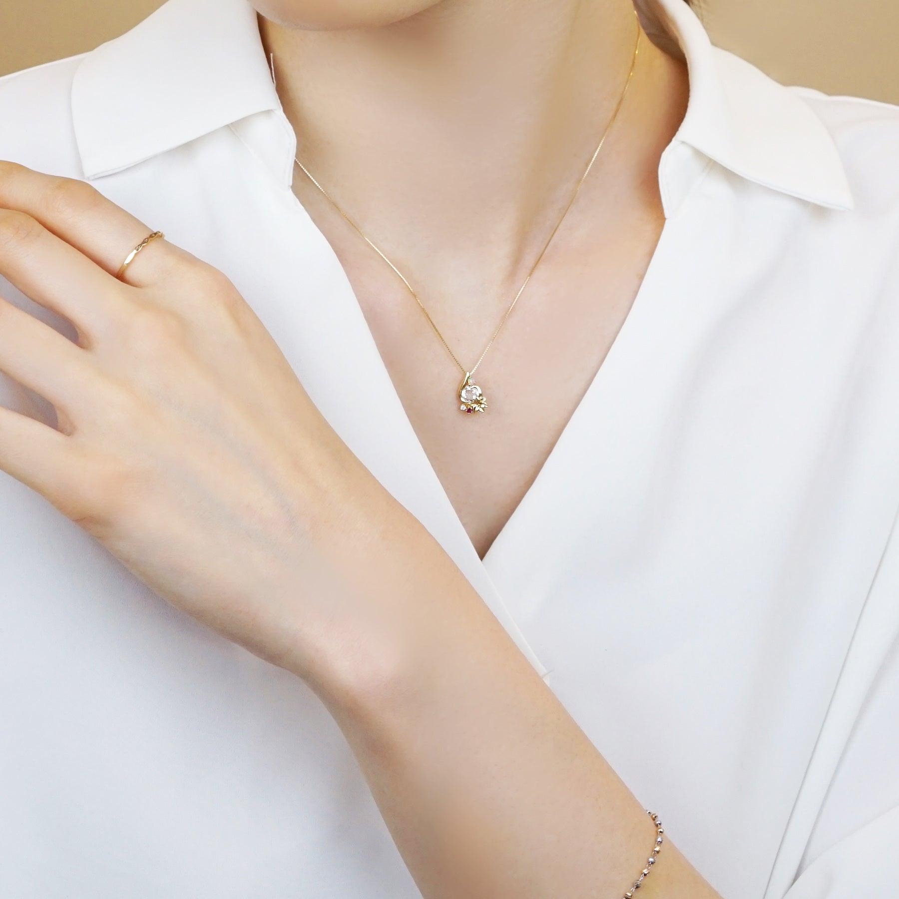 [Birth Flower Jewelry] July - Lily Necklace (10K Yellow Gold) - Model Image