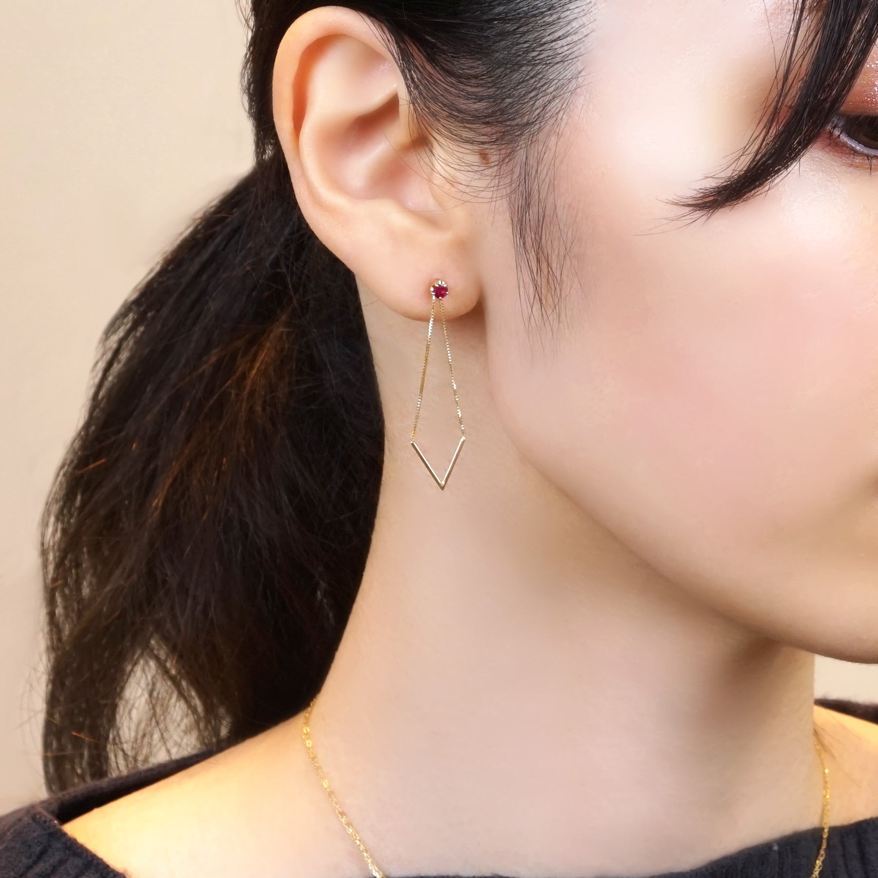 [Second Earrings] 18K Yellow Gold Ruby Earrings (Φ3mm) - Model Image
