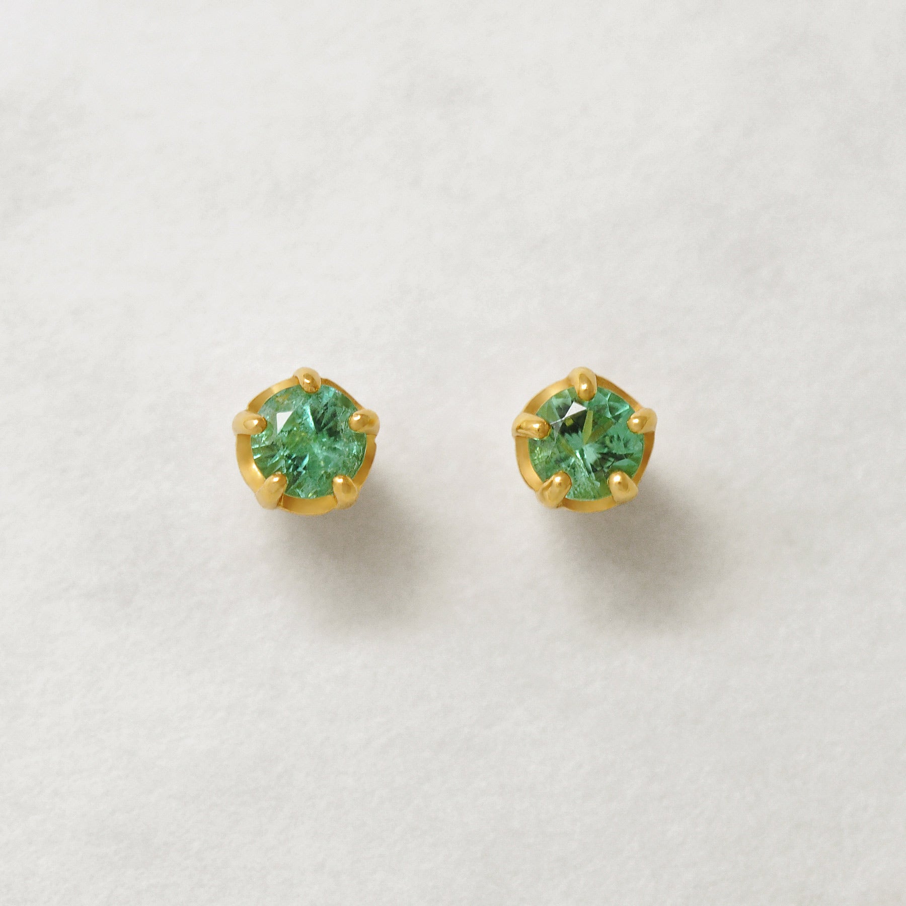 [Second Earrings] 18K Yellow Gold Emerald Earrings (Φ3mm) - Product Image