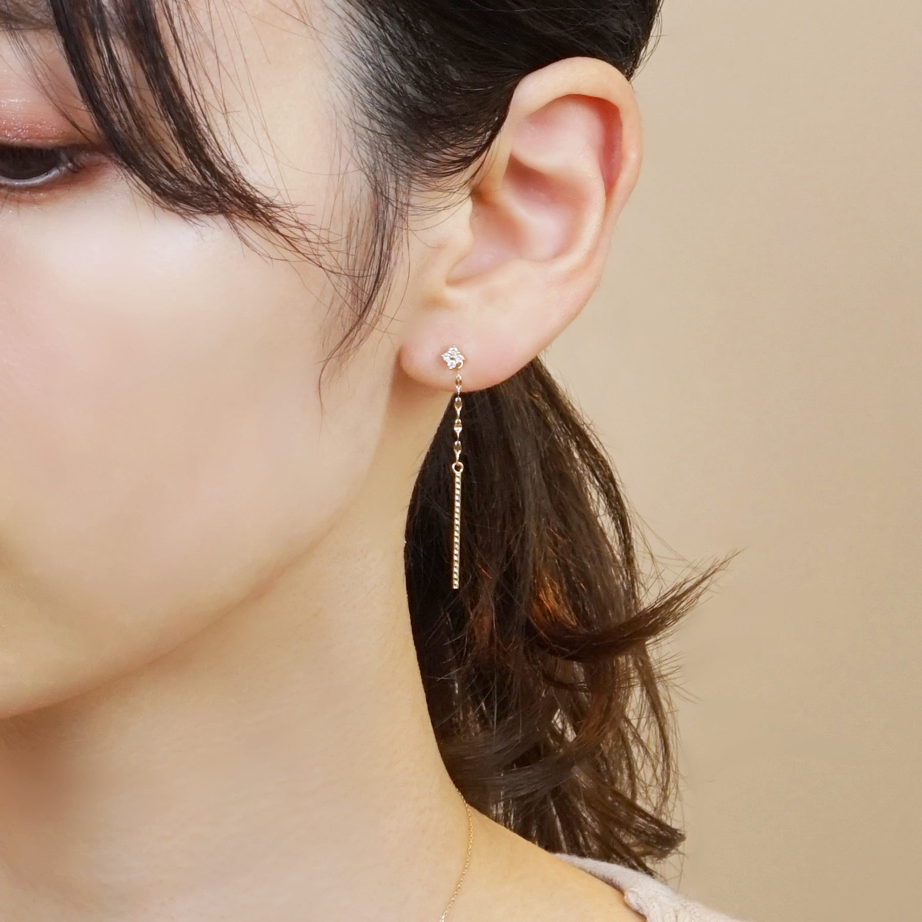 [Palette] 18K Yellow Gold Glittering Chain Bar Earring Charms - Model Image
