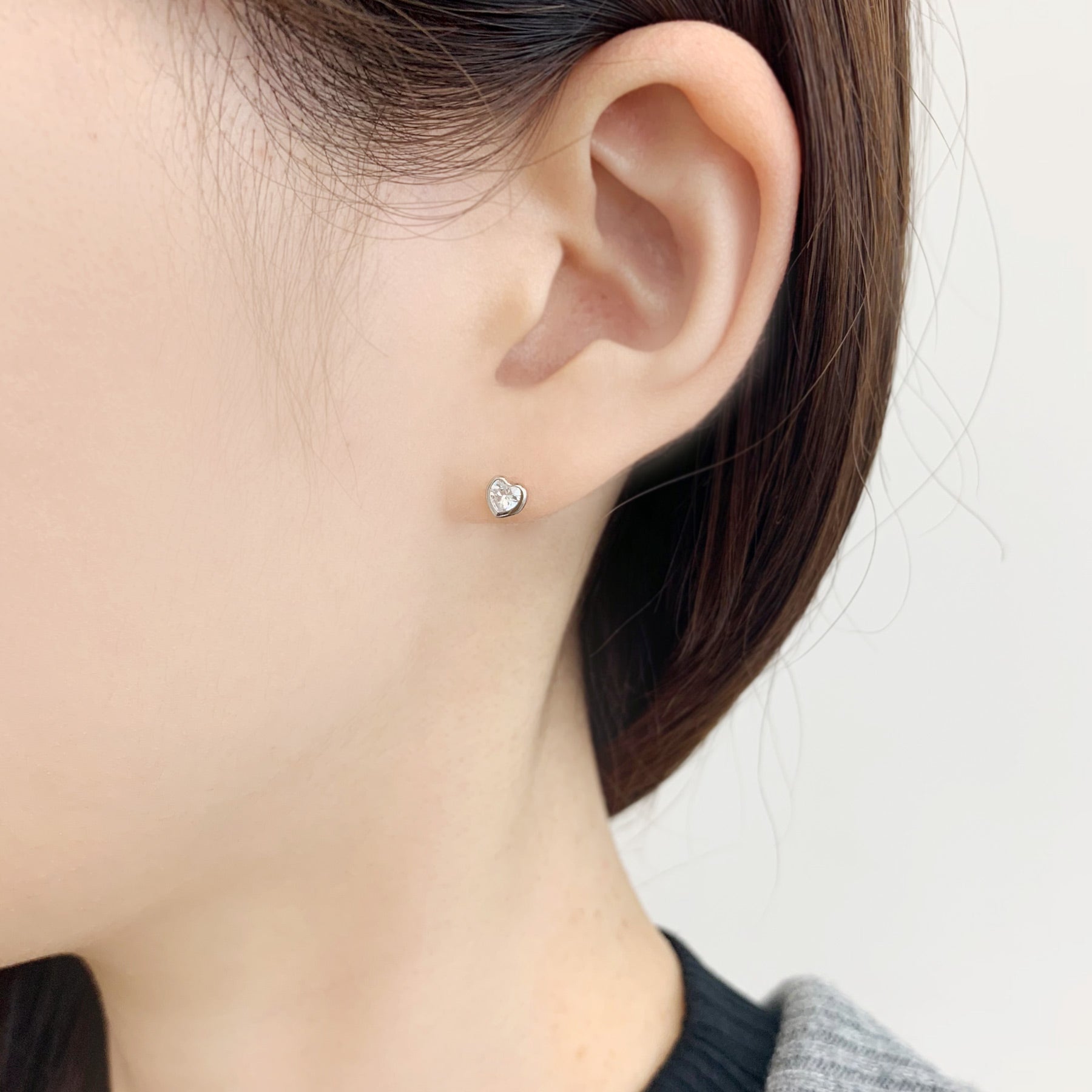 [Second Earrings] Platinum Cubic Zirconia Heart Cut Earrings - Model Image