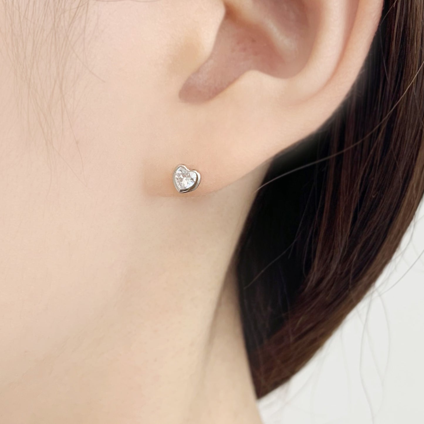 [Second Earrings] Platinum Cubic Zirconia Heart Cut Earrings - Model Image