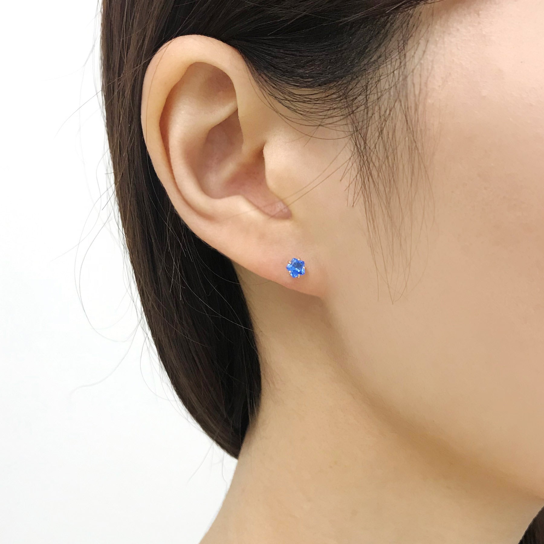 [Second Earrings] 18K Yellow Gold Blue Quartz Pentagon Cut Earrings - Model Image