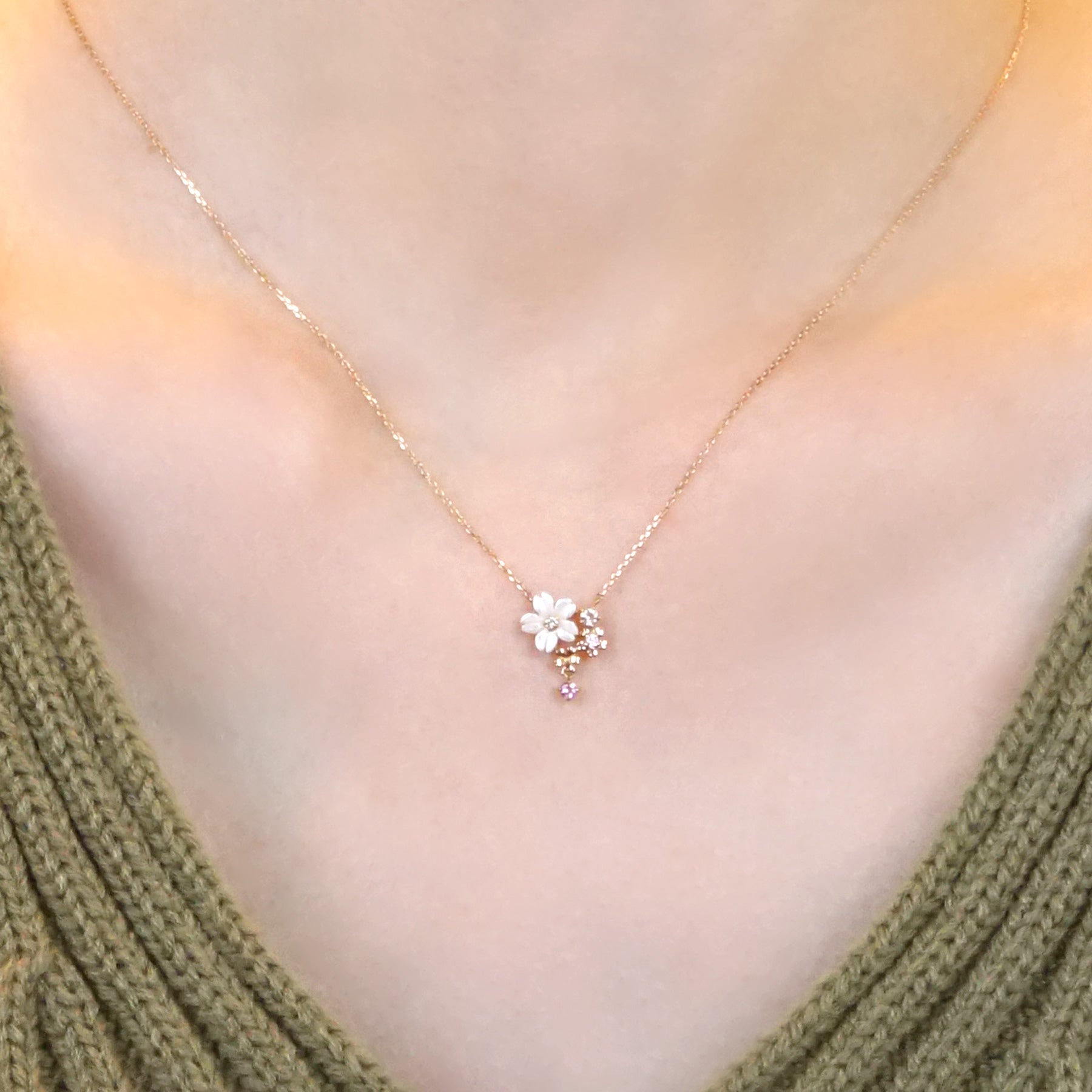 [Birth Flower Jewelry] April Cherry Blossoms Necklace - Model Image