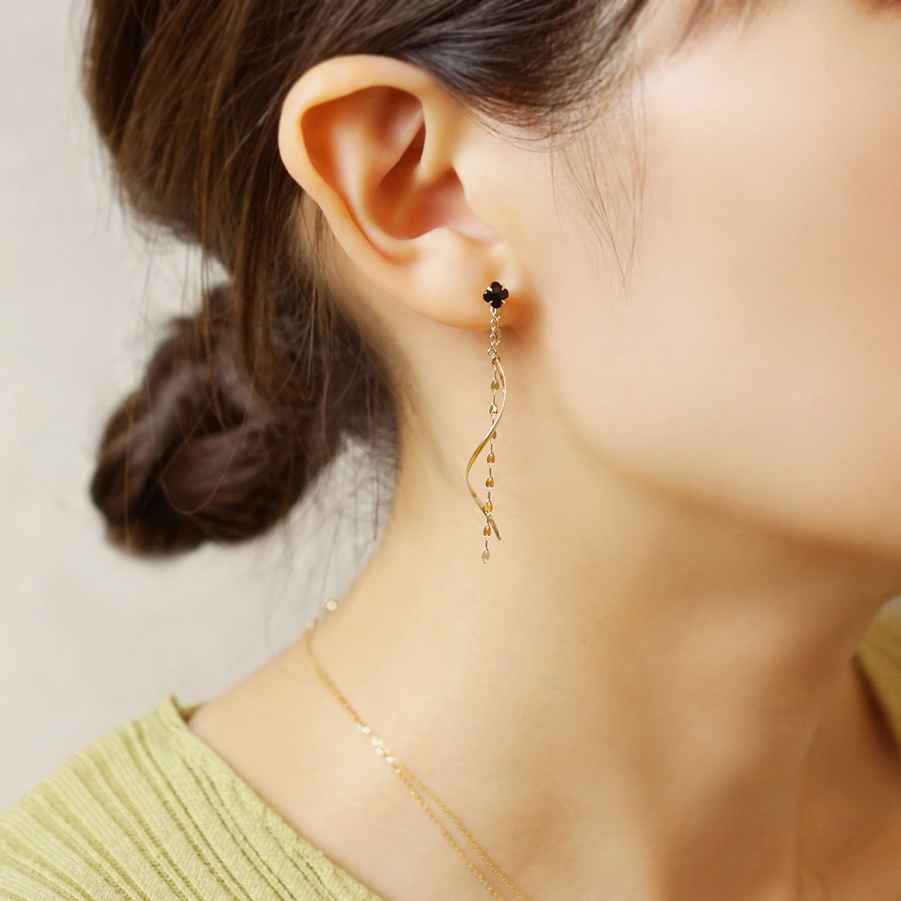 [Palette] 10K Yellow Gold Twisted Glittering Charms - Model Image