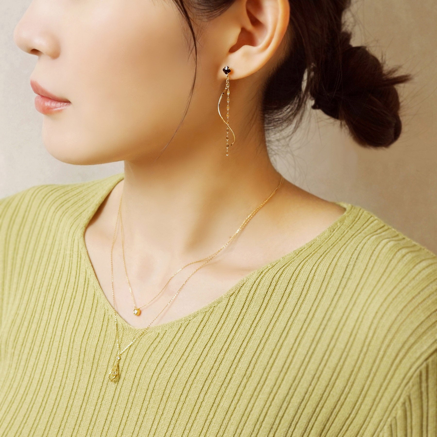 [Palette] 10K Yellow Gold Twisted Glittering Charms - Model Image