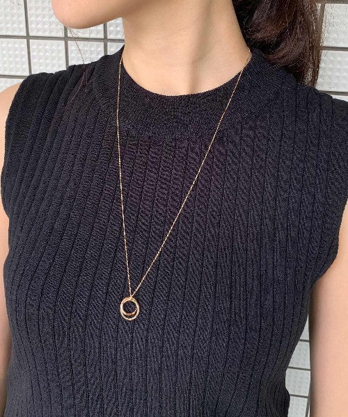 10K Yellow Gold / 10K Rose Gold Tripartite Circle Necklace - Model Image